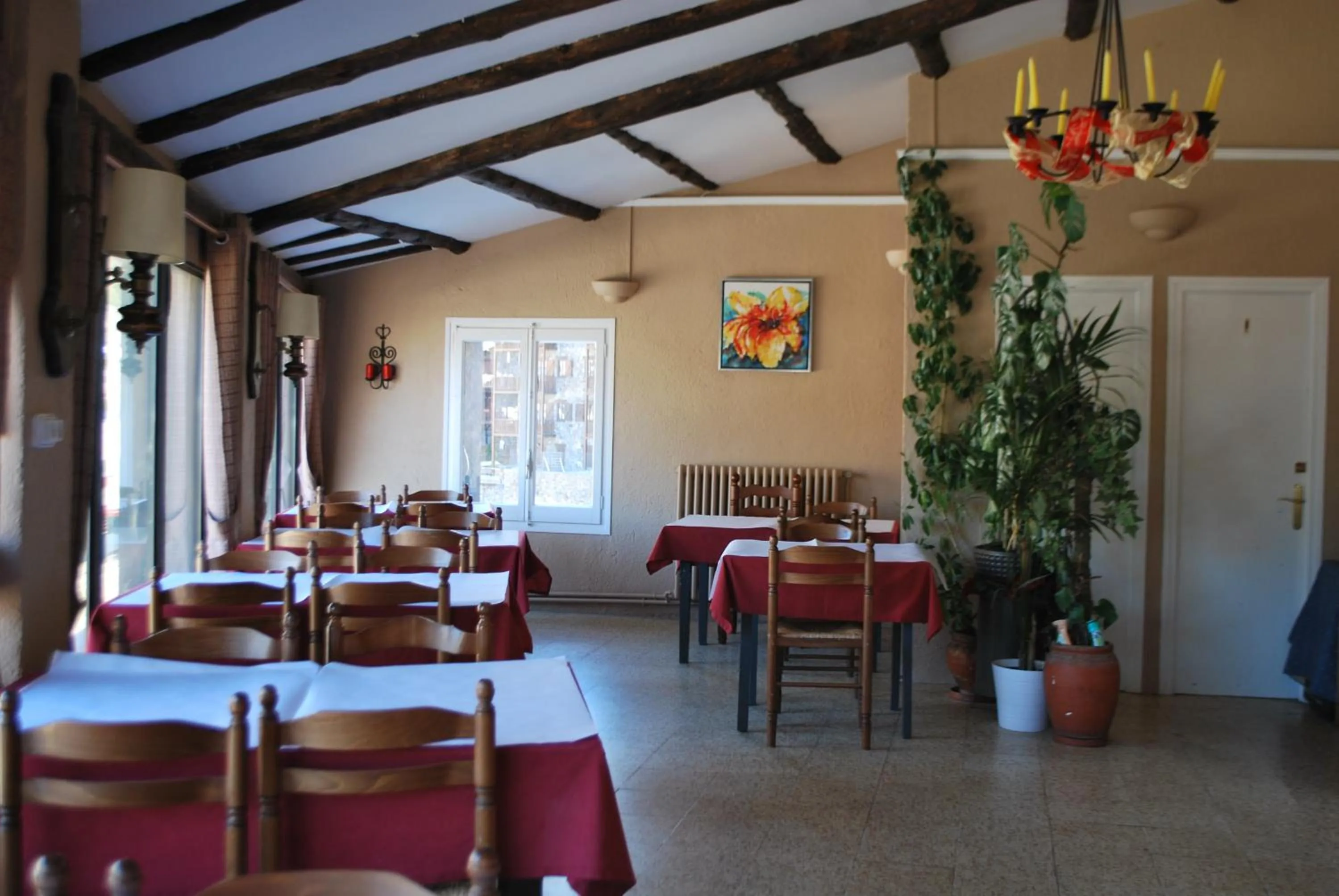 Restaurant/places to eat in Hotel Roc de St Miquel & Apartment