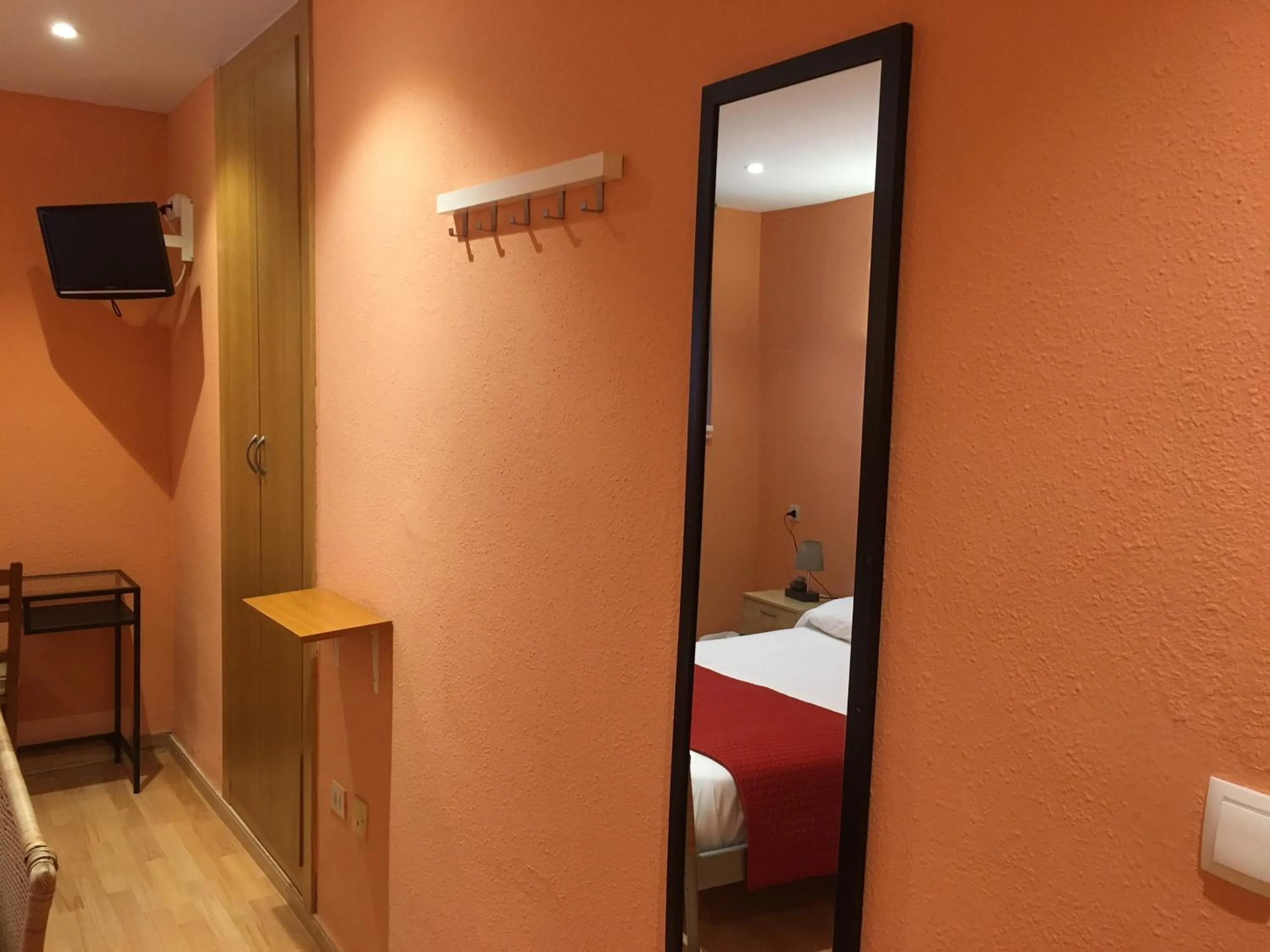 TV and multimedia, Bed in Hotel Roc de St Miquel & Apartment