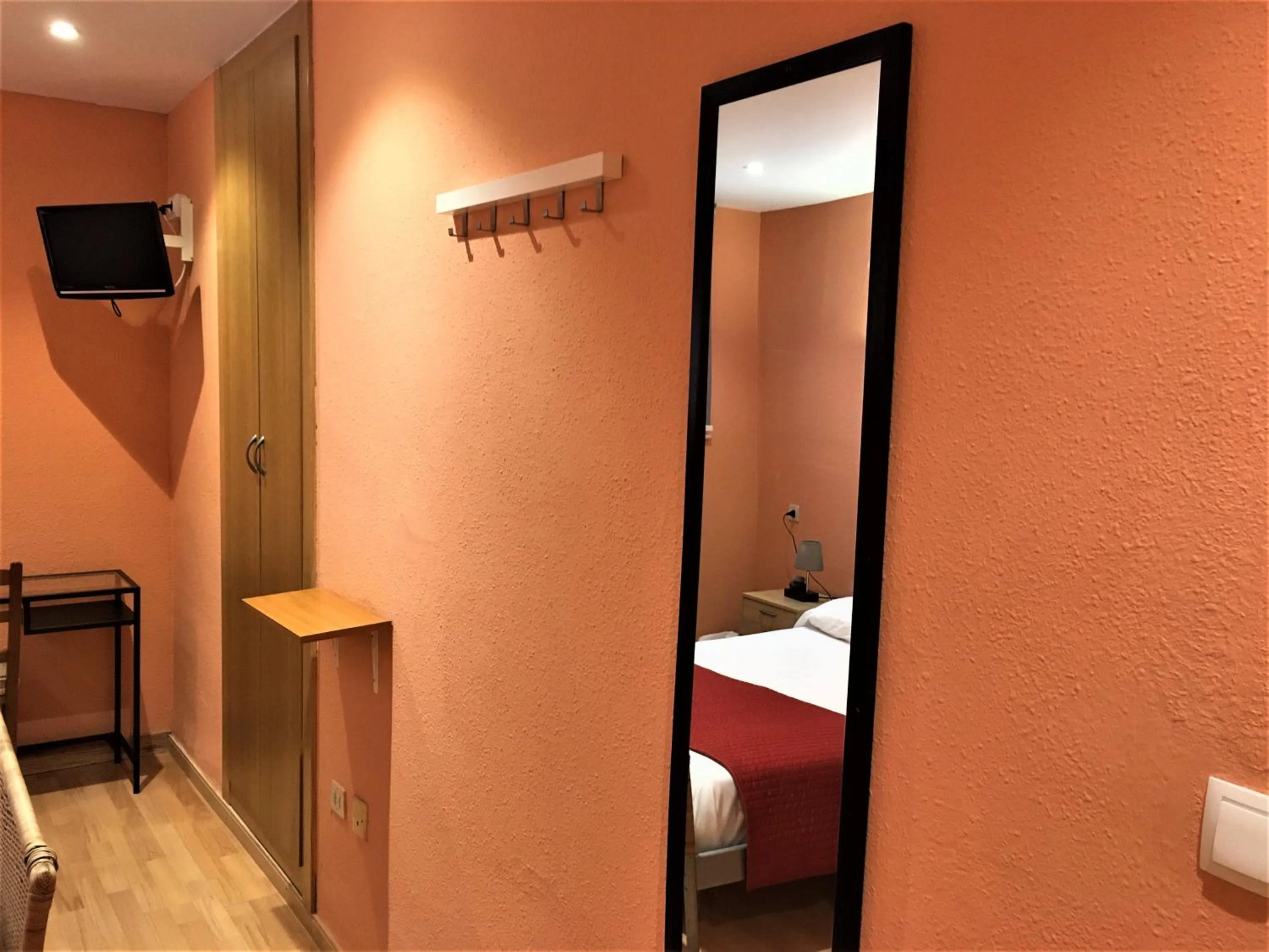 Bedroom, Bed in Hotel Roc de St Miquel & Apartment