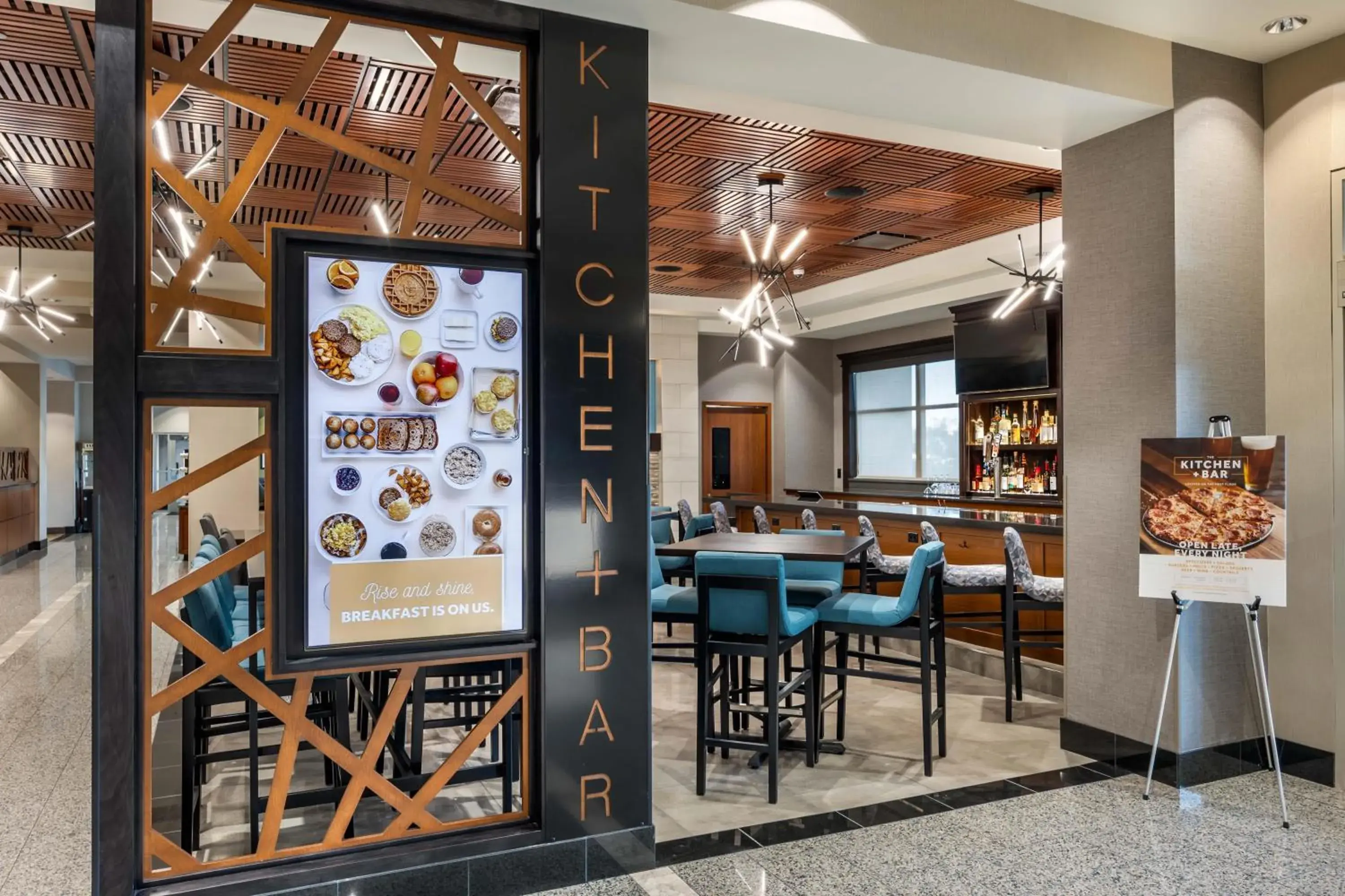 Lounge or bar in Drury Plaza Hotel Columbia East Lounge or bar in Drury Plaza Hotel Columbia East