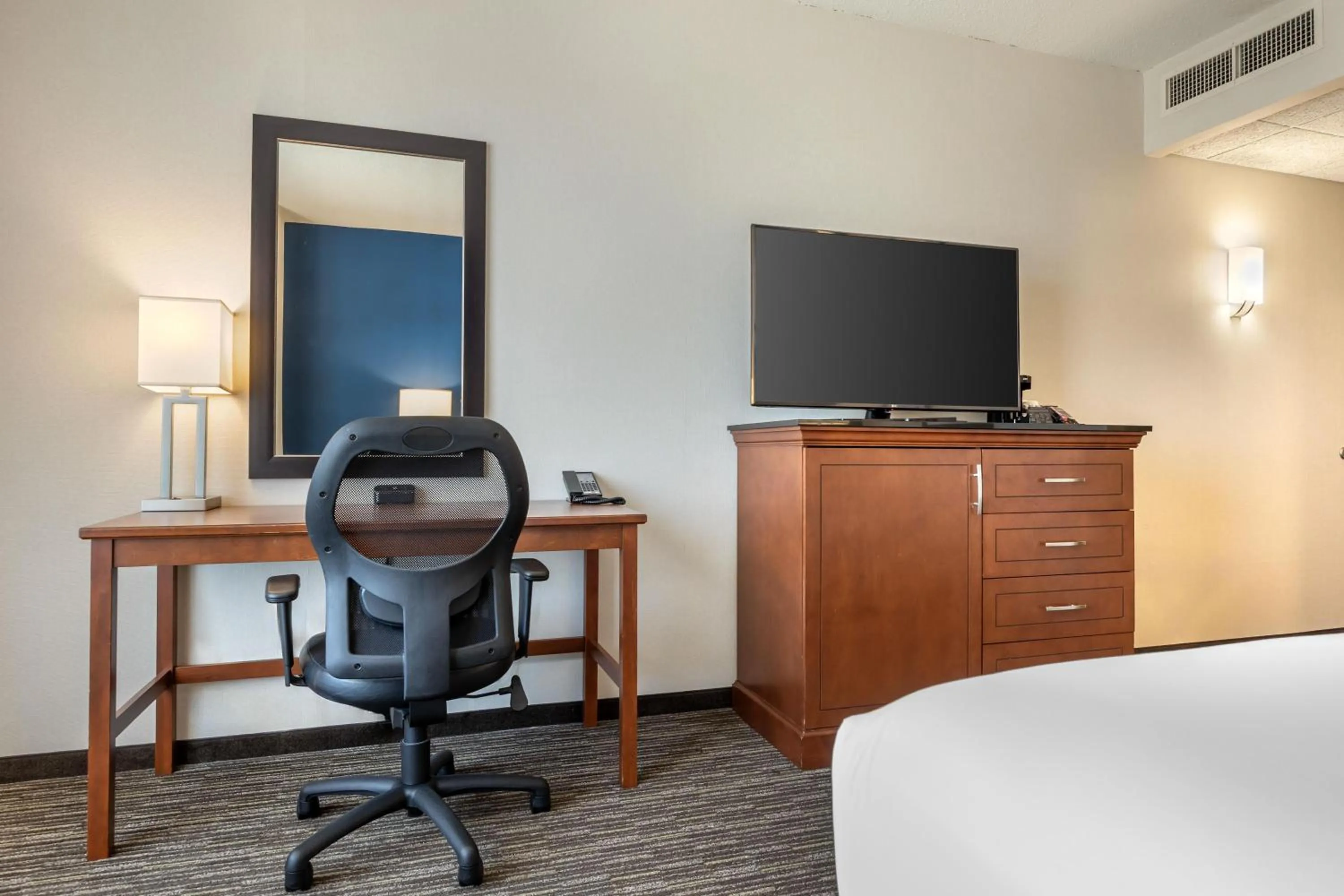 Bedroom, Bed in Drury Plaza Hotel Columbia East