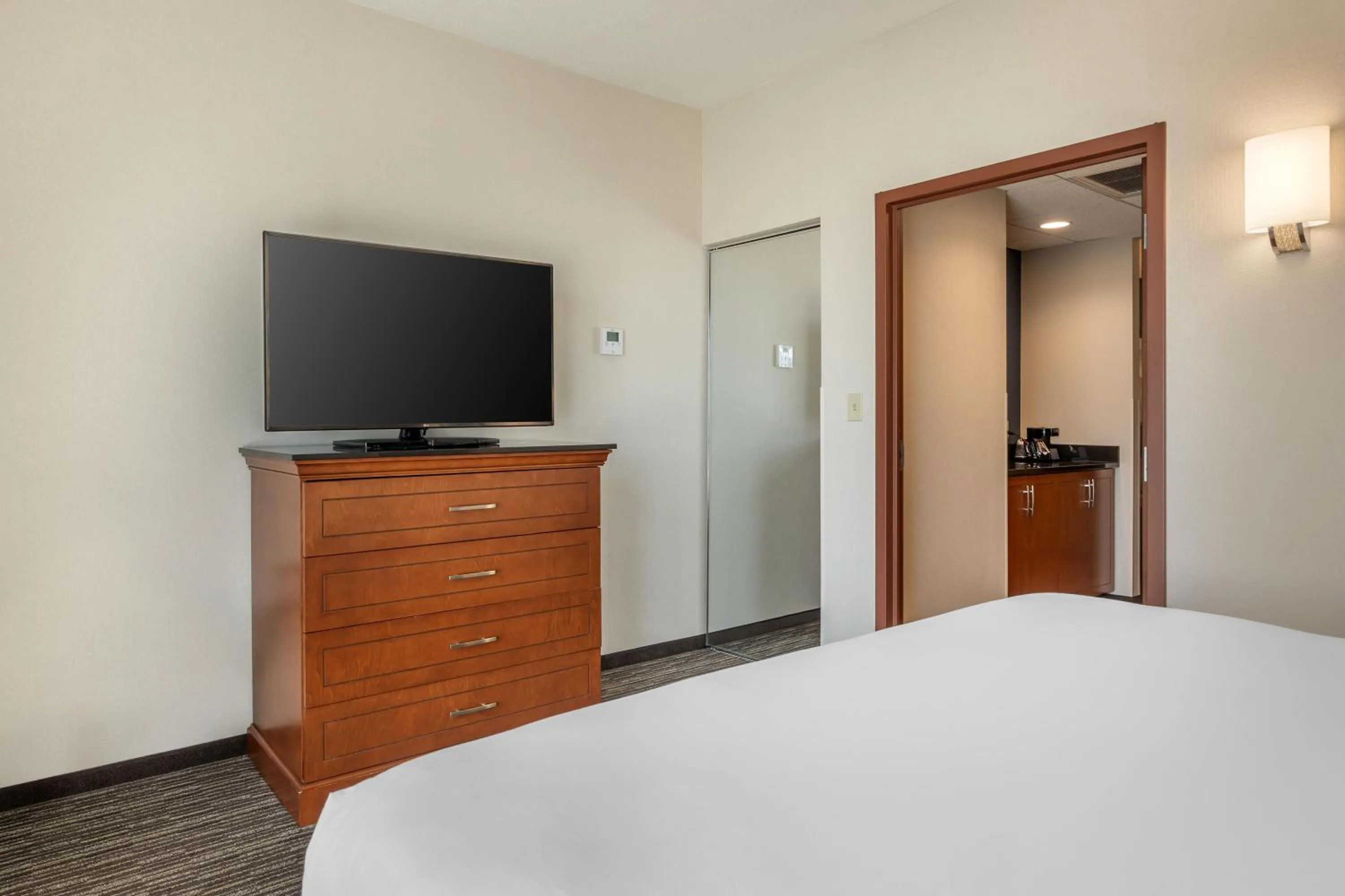 Bedroom, Bed in Drury Plaza Hotel Columbia East