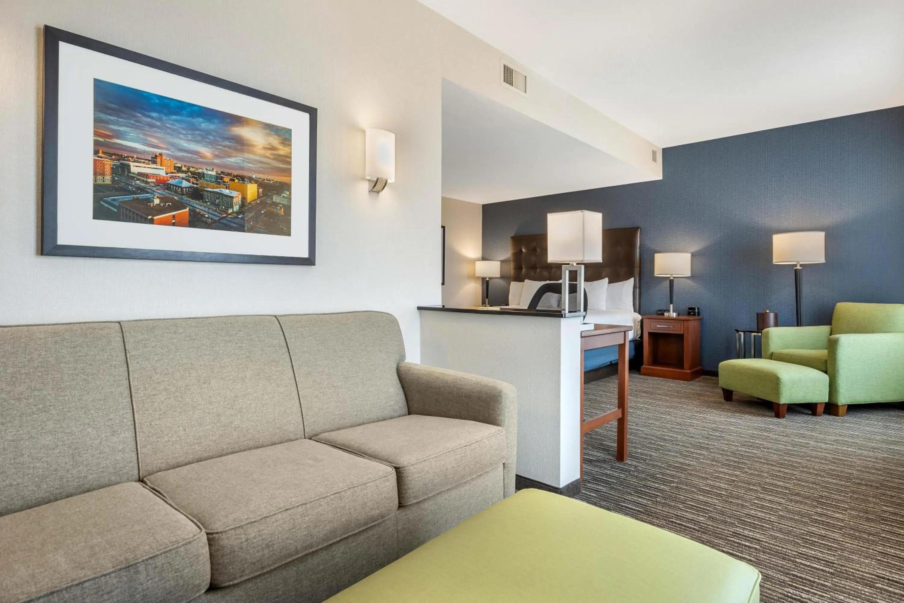 Bedroom in Drury Plaza Hotel Columbia East