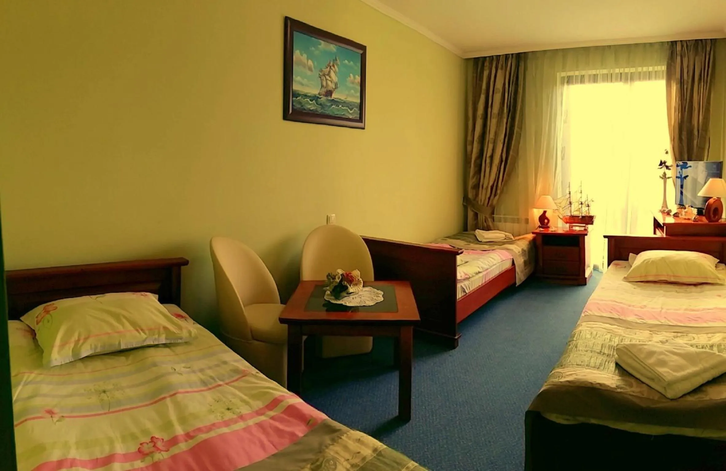 Photo of the whole room in Hotel Spinaker