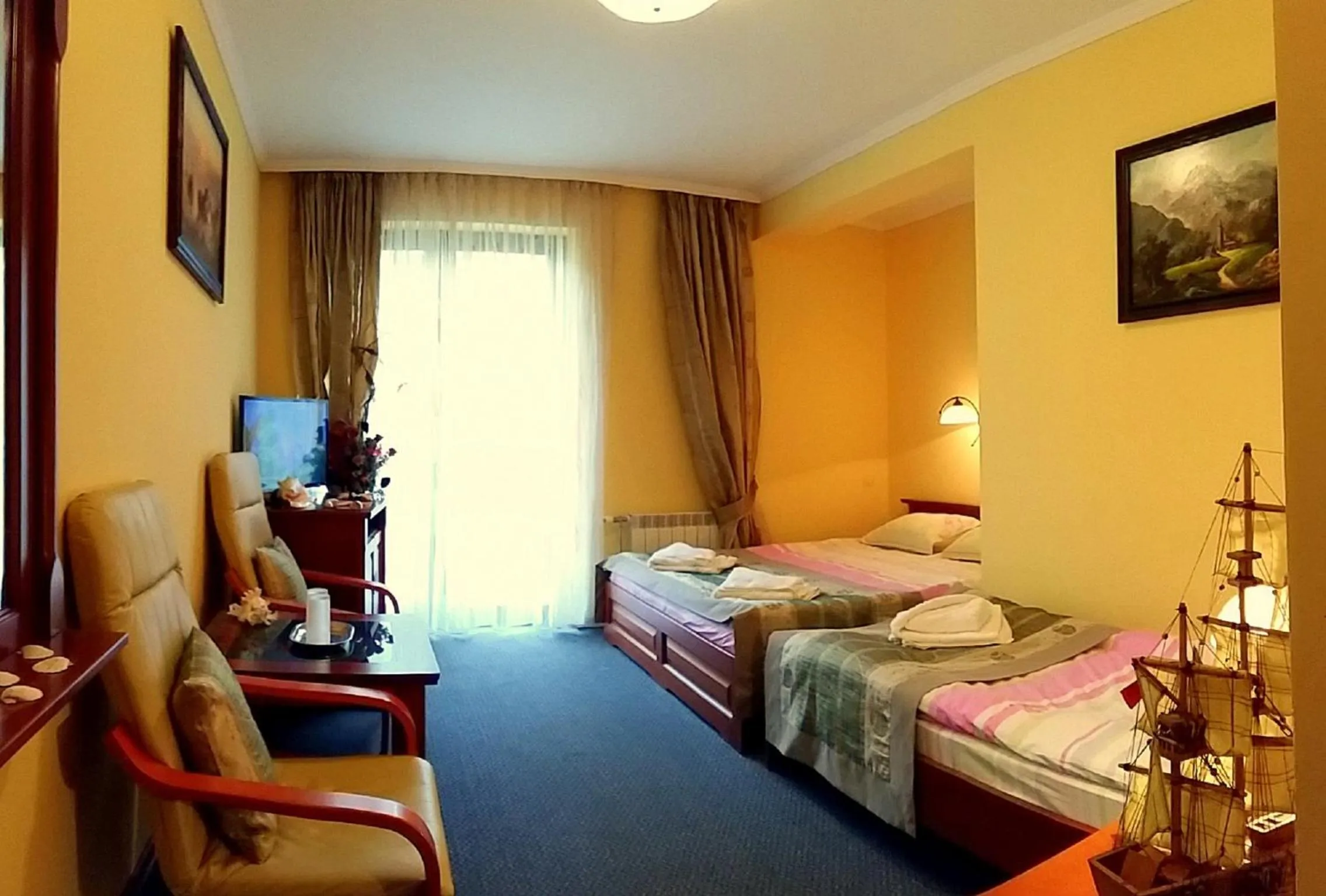 Photo of the whole room in Hotel Spinaker