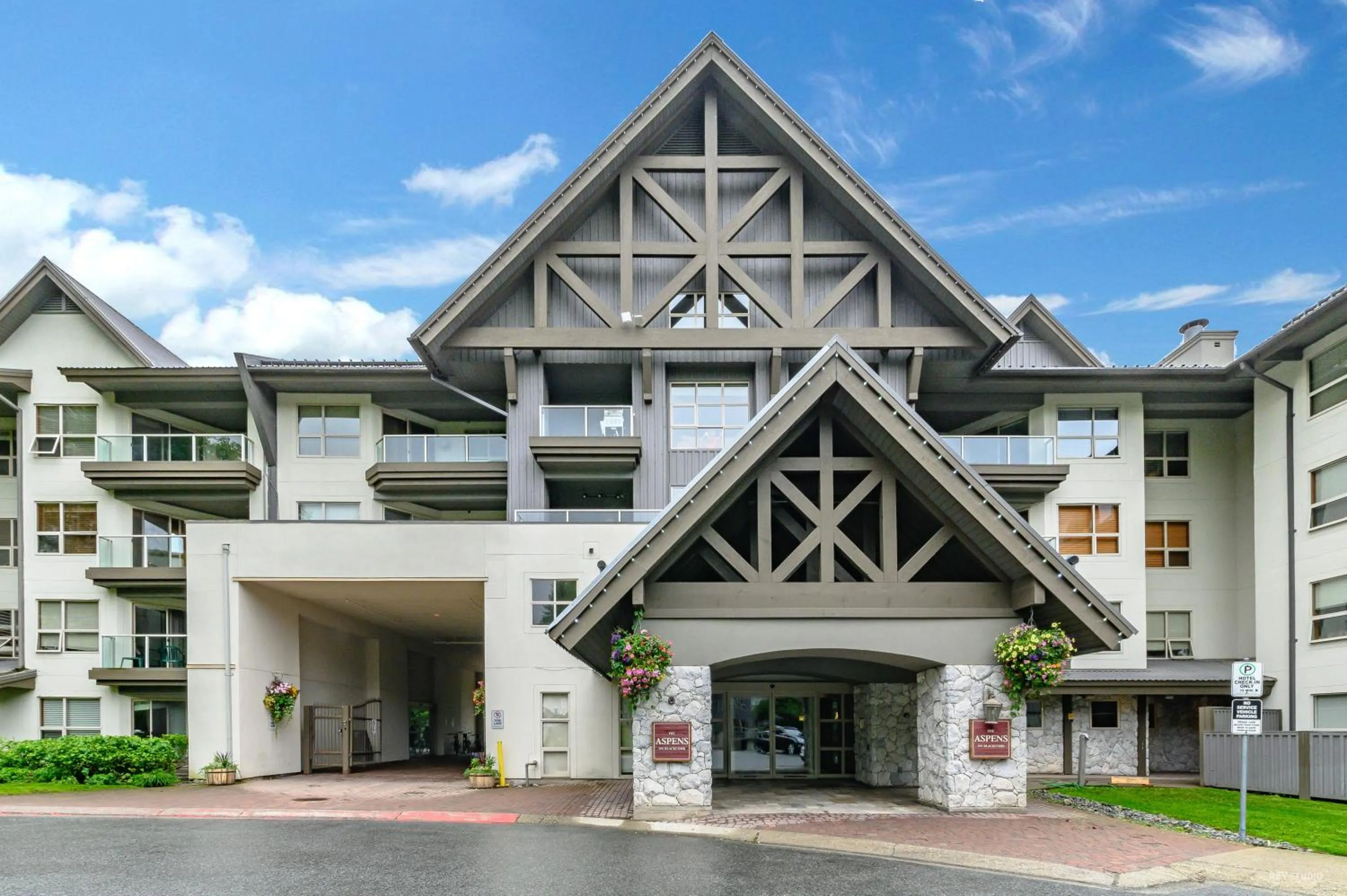 The Best Top Floor Ski-in/Ski-out at the Aspens