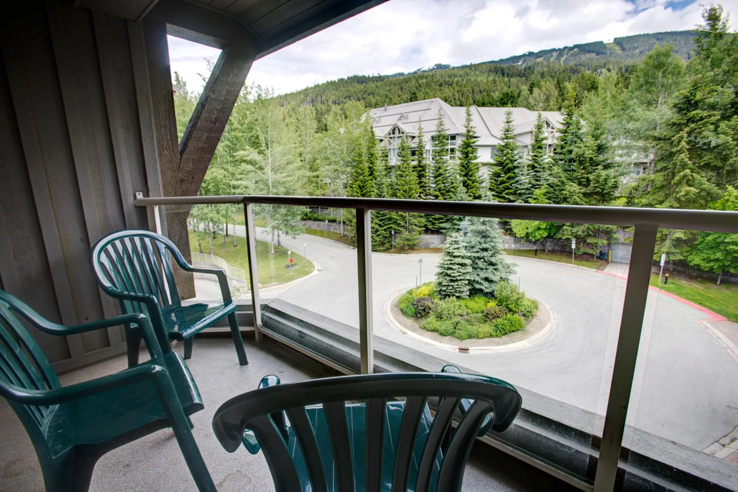 The Best Top Floor Ski-in/Ski-out at the Aspens