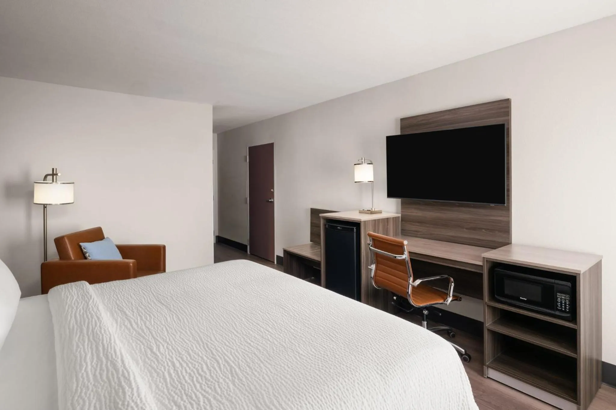 Photo of the whole room, Bed in Garner Hotel Augusta West by IHG