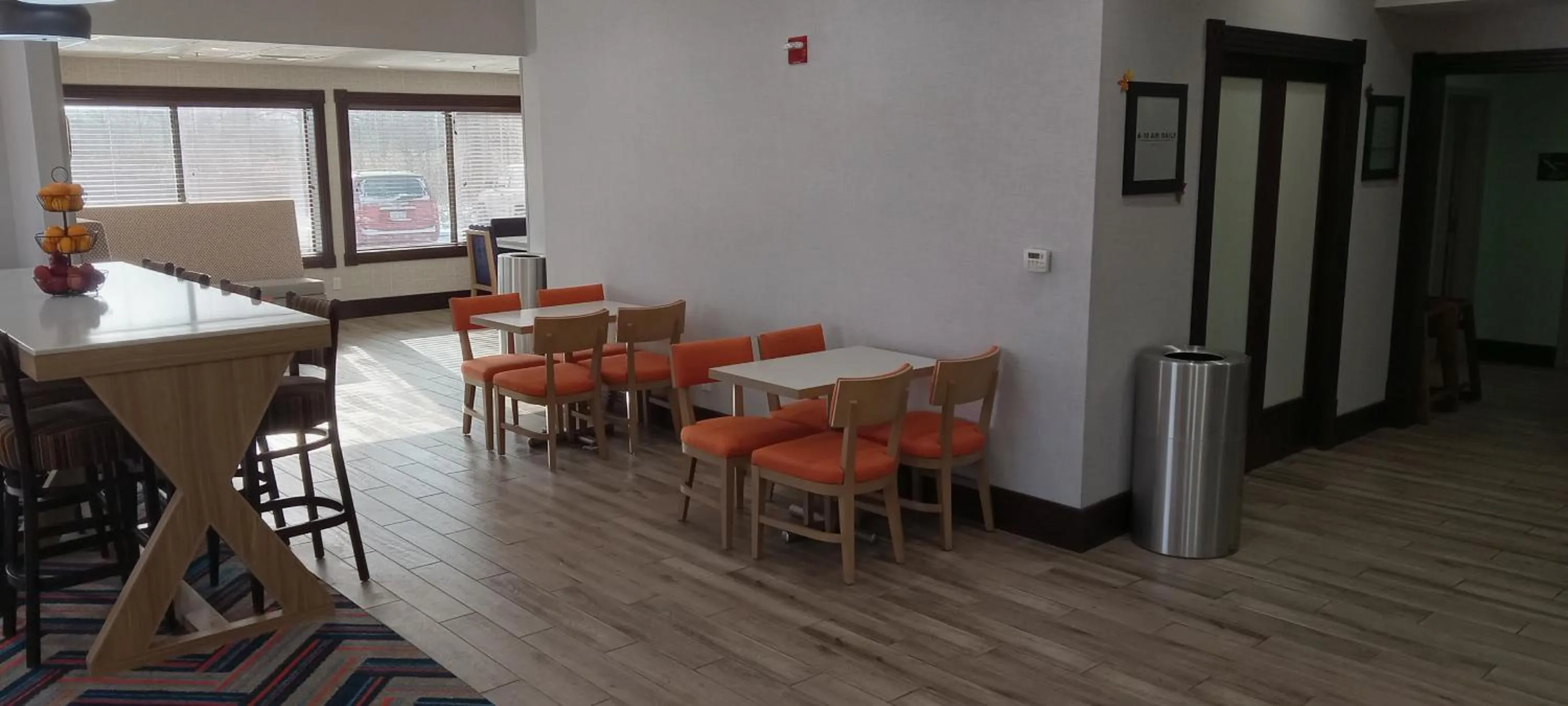 Seating area in Hampton Inn Birch Run