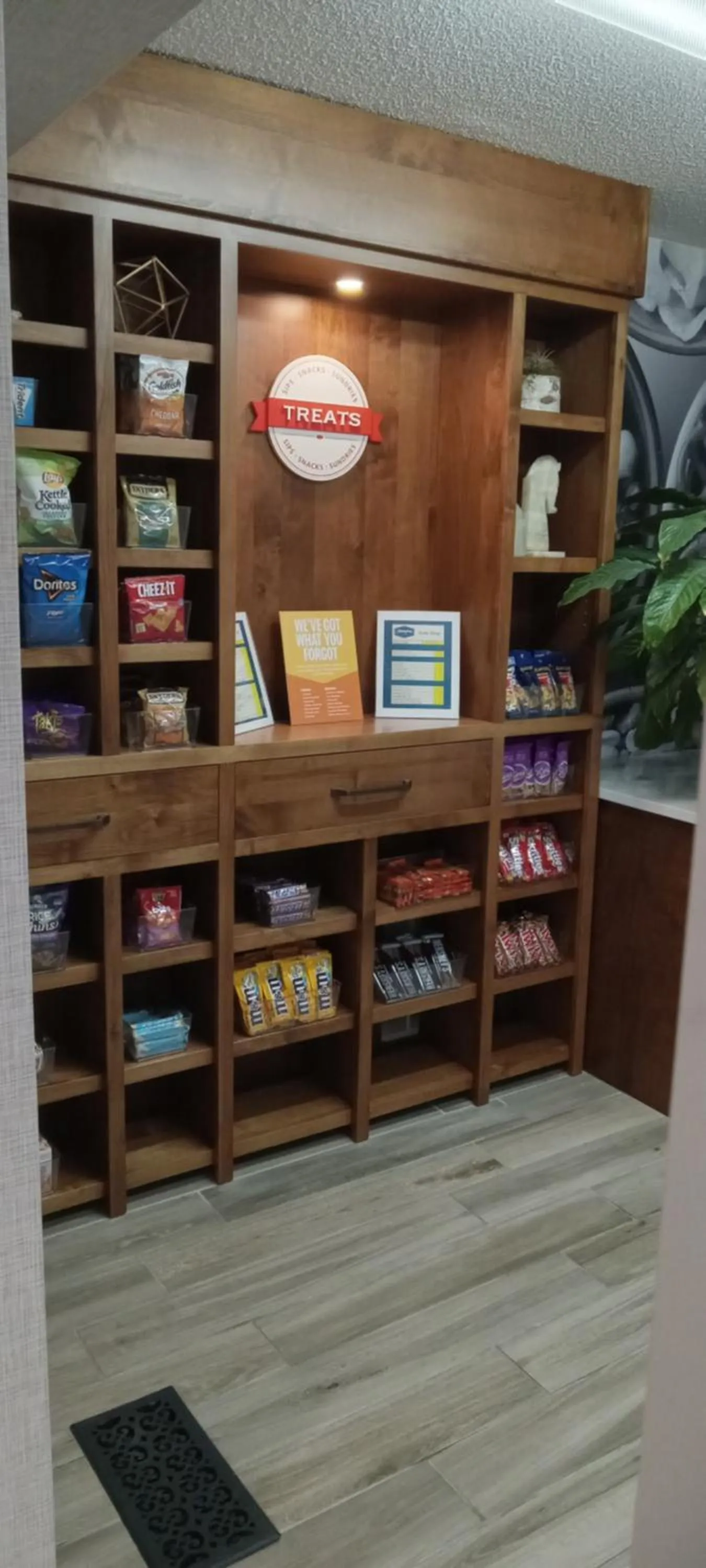 On-site shops in Hampton Inn Birch Run