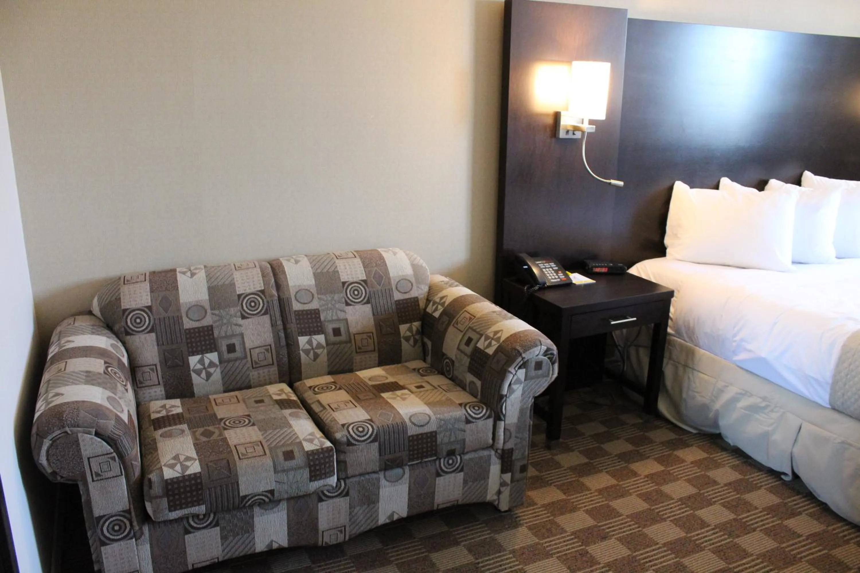 Seating area, Bed in Days Inn & Suites by Wyndham North Bay Downtown
