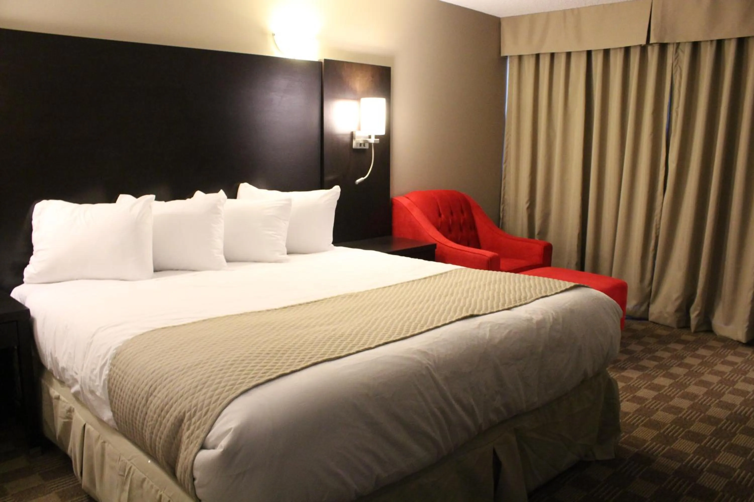 Bed in Days Inn & Suites by Wyndham North Bay Downtown