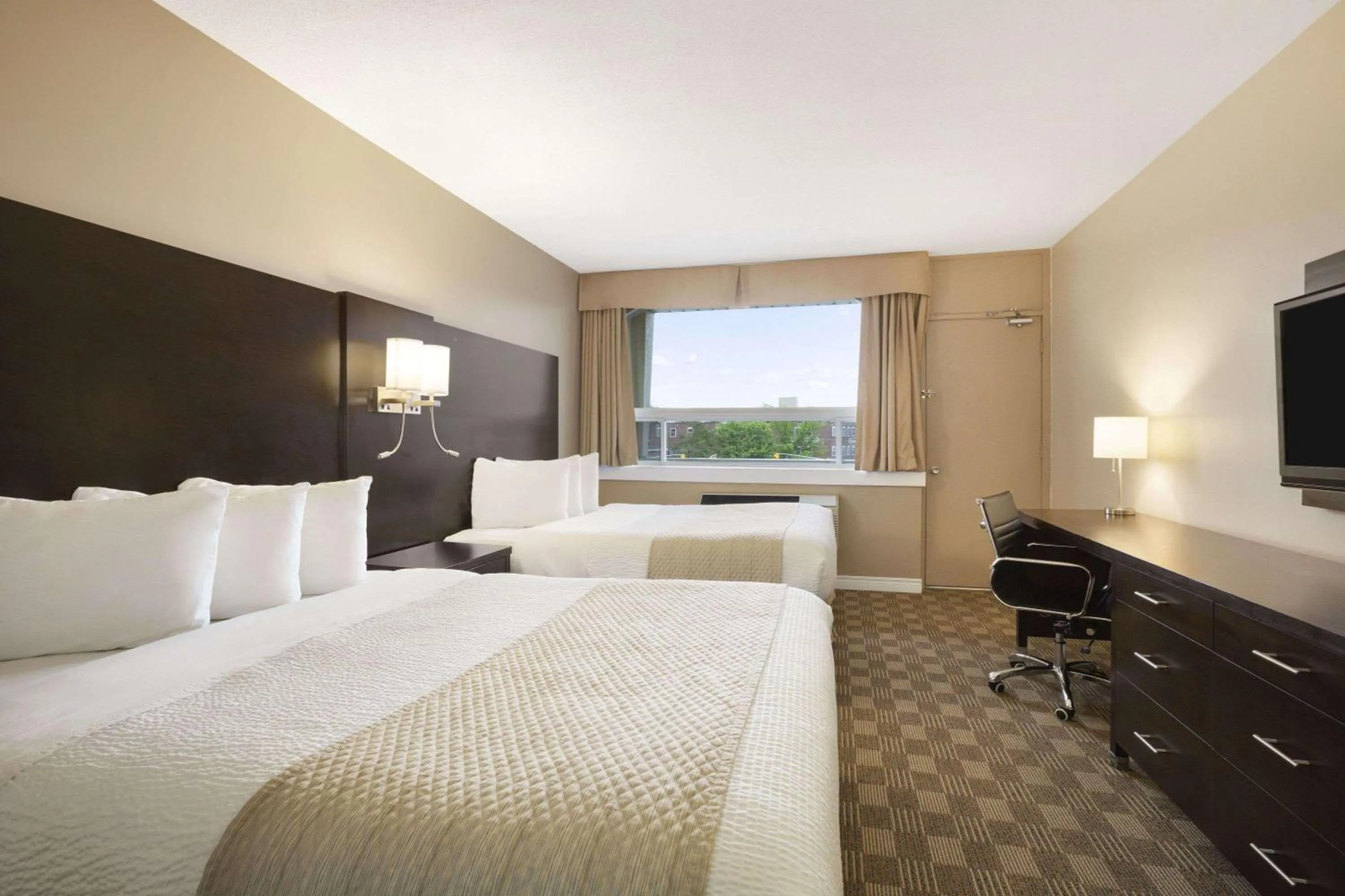 Photo of the whole room, Bed in Days Inn & Suites by Wyndham North Bay Downtown