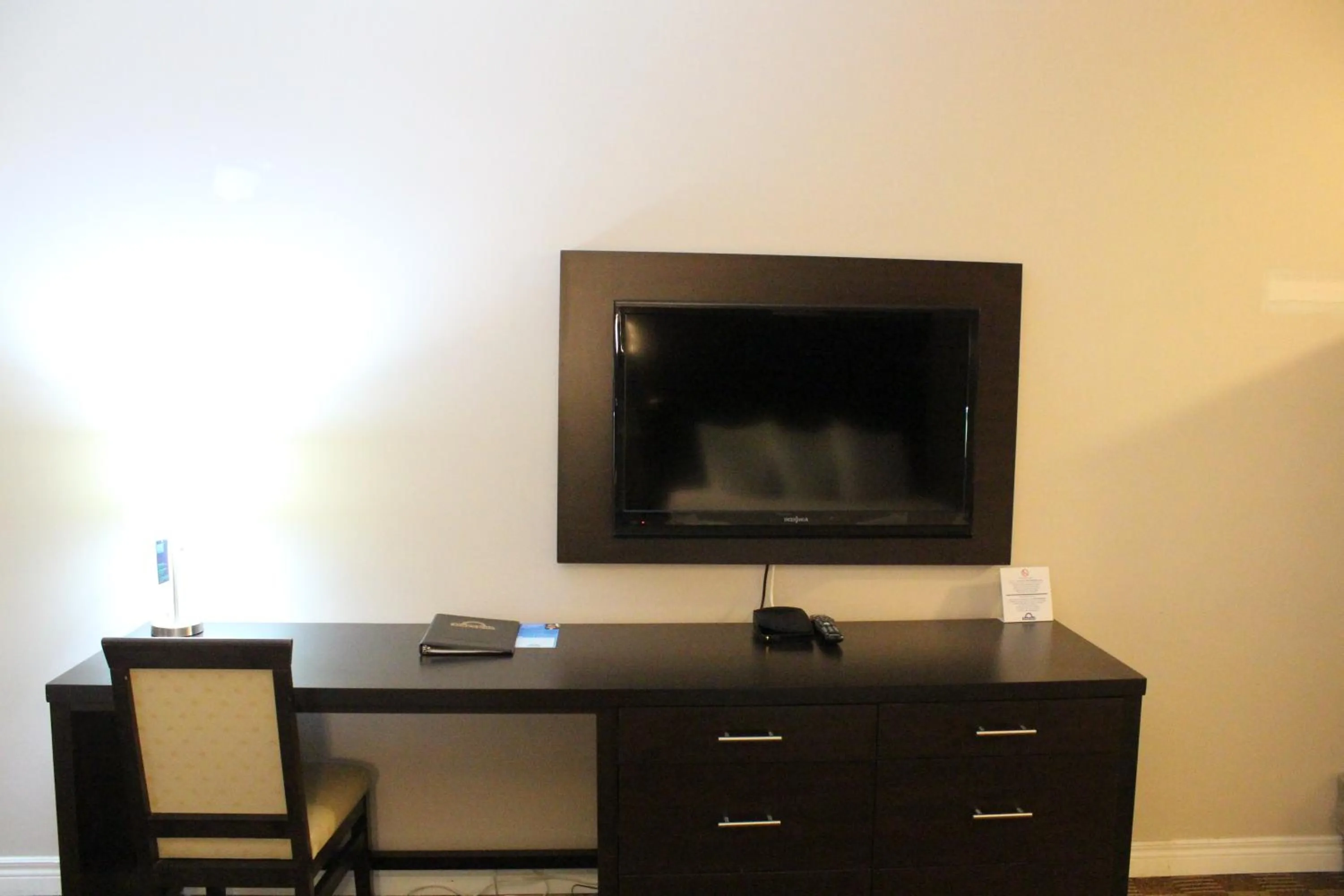 TV and multimedia in Days Inn & Suites by Wyndham North Bay Downtown
