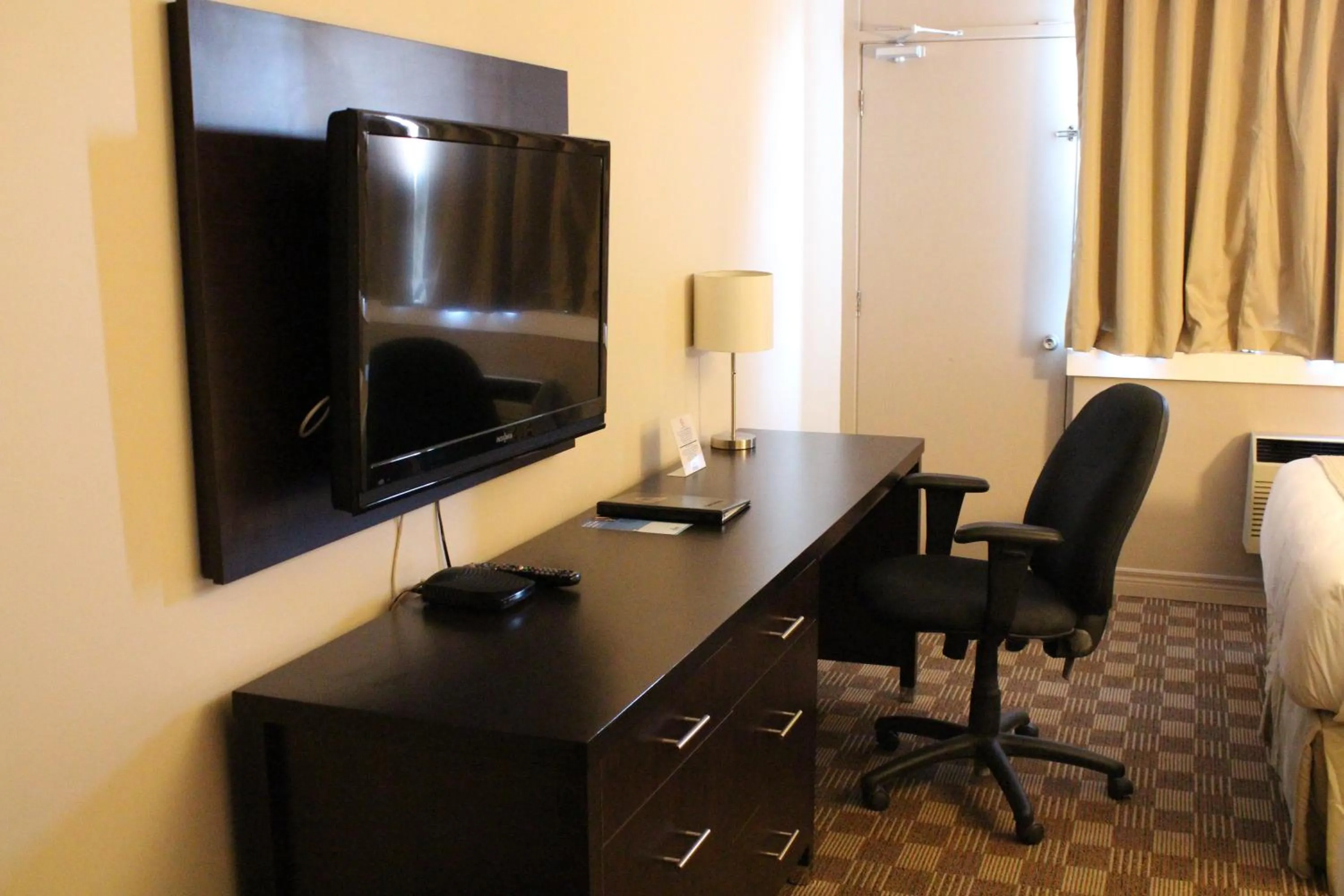 TV and multimedia in Days Inn & Suites by Wyndham North Bay Downtown