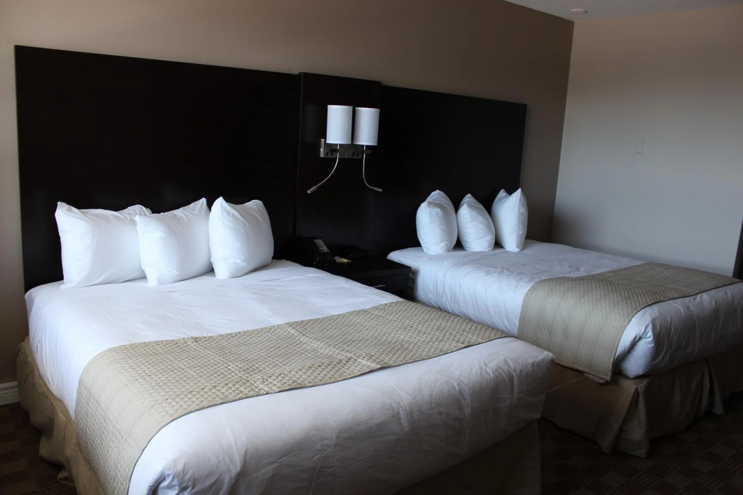 Bed in Days Inn & Suites by Wyndham North Bay Downtown