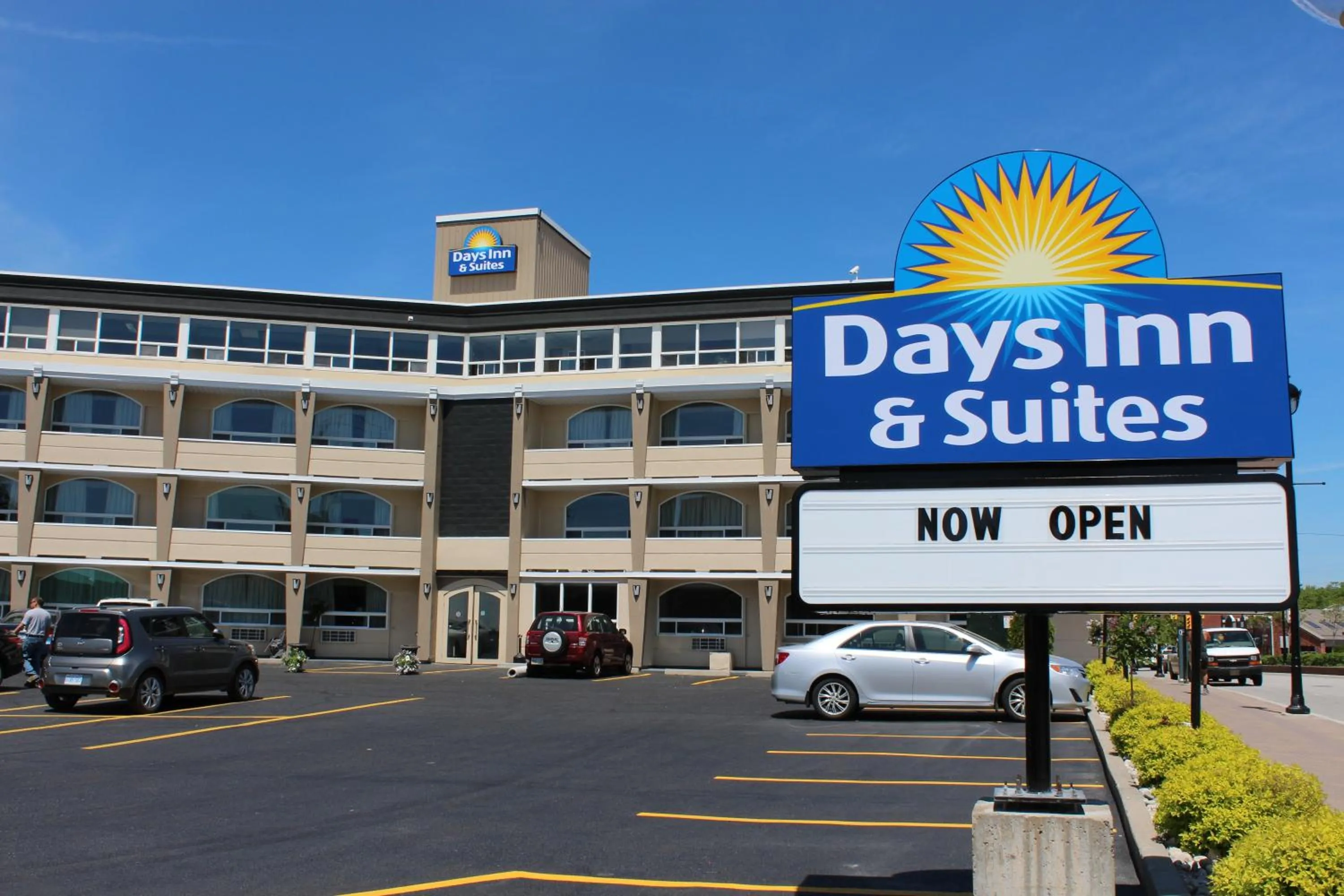 Facade/entrance in Days Inn & Suites by Wyndham North Bay Downtown