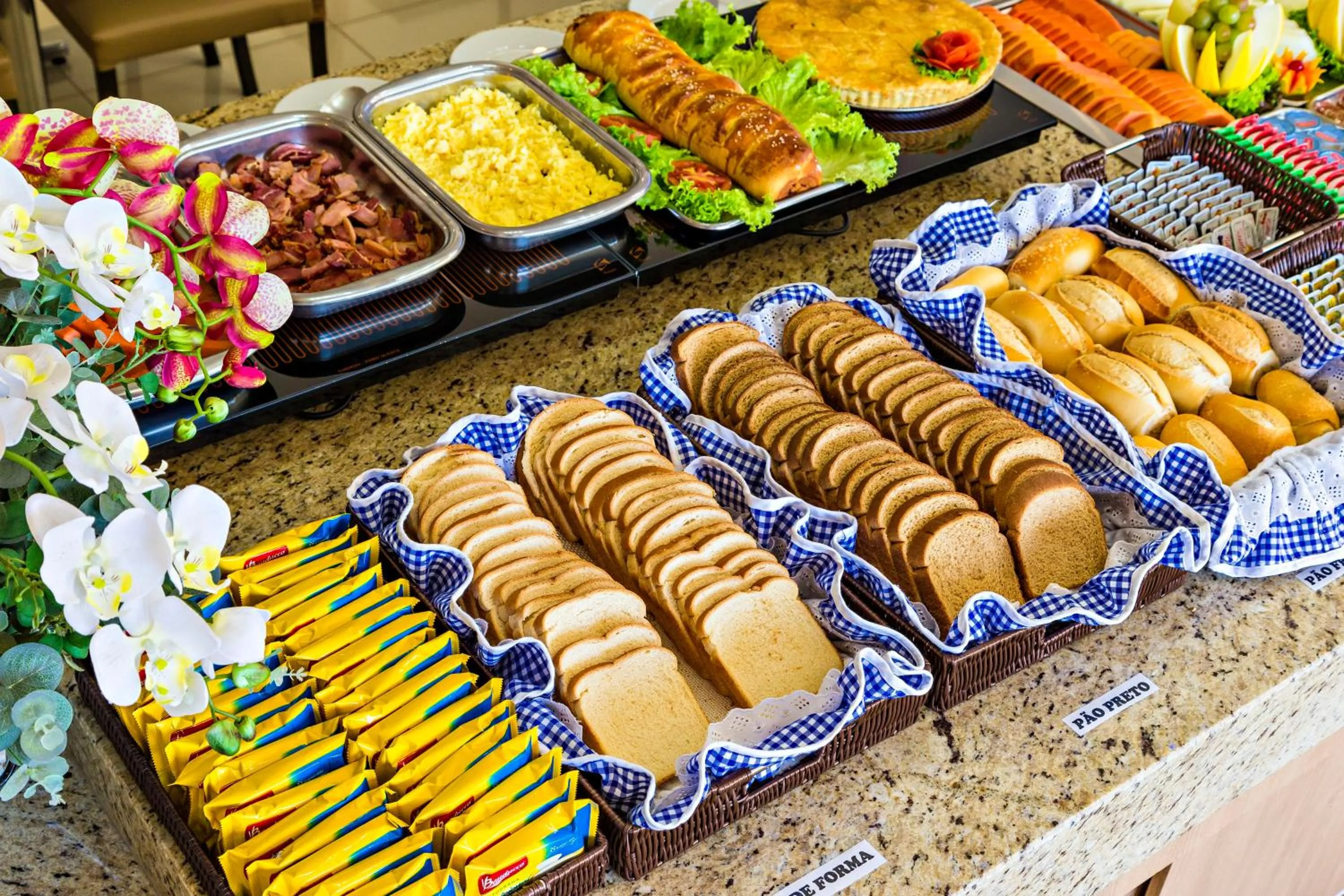 Restaurant/places to eat in Hotel Thomasi Express