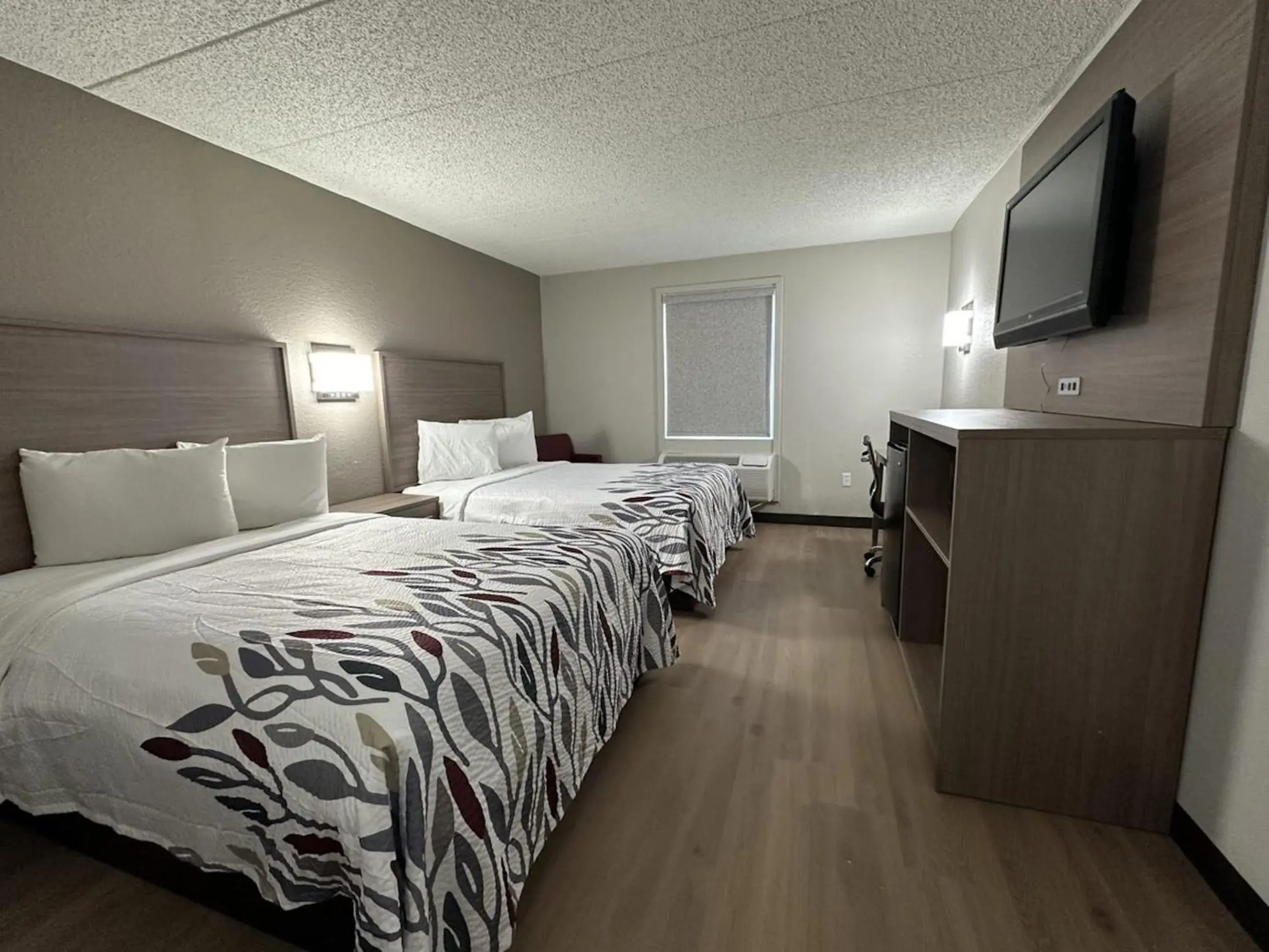 Photo of the whole room, Bed in Red Roof Inn Richmond, VA - W Broad St Photo of the whole room, Bed in Red Roof Inn Richmond, VA - W Broad St