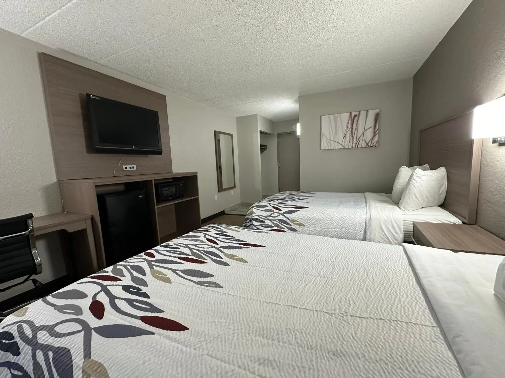 Photo of the whole room, Bed in Red Roof Inn Richmond, VA - W Broad St Photo of the whole room, Bed in Red Roof Inn Richmond, VA - W Broad St