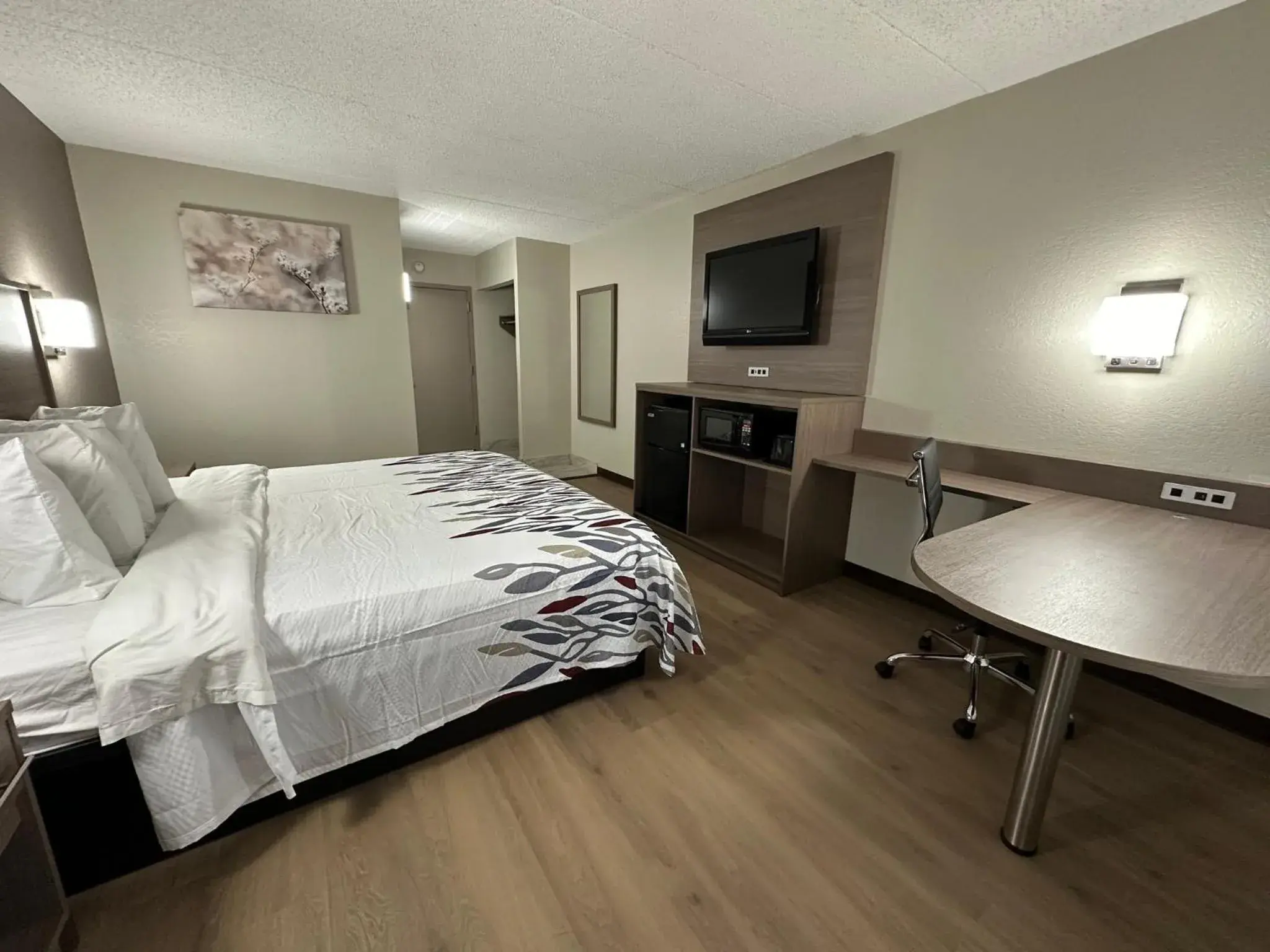 Bedroom, Bed in Red Roof Inn Richmond, VA - W Broad St Bedroom, Bed in Red Roof Inn Richmond, VA - W Broad St