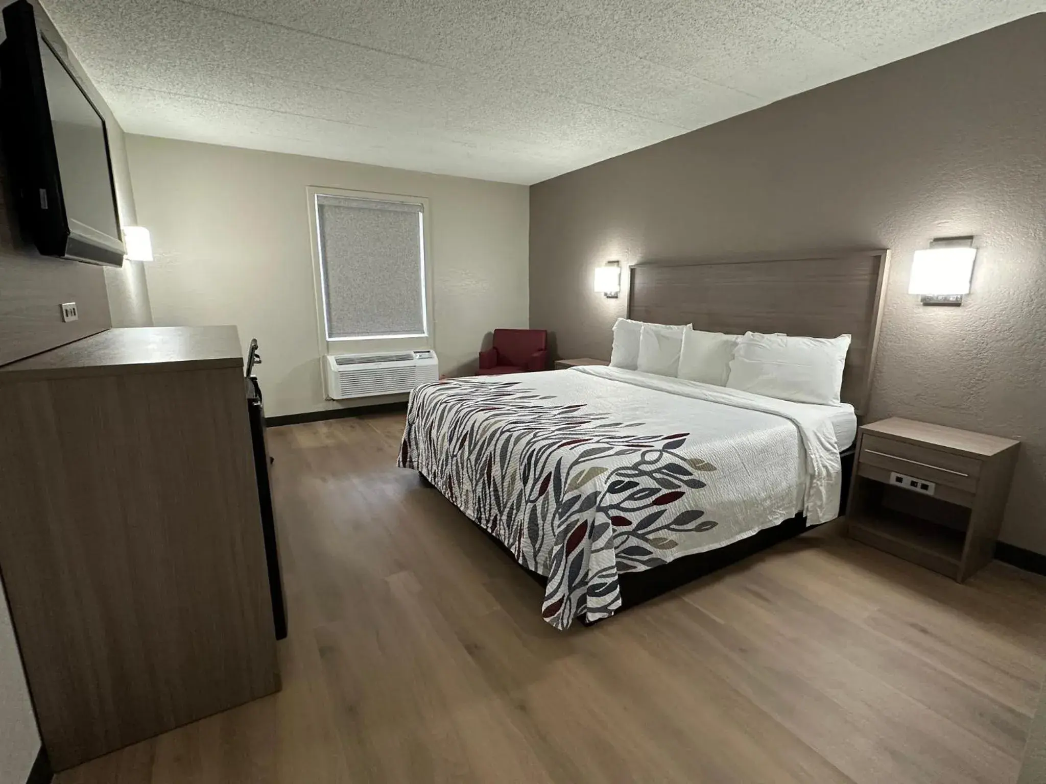 Photo of the whole room, Bed in Red Roof Inn Richmond, VA - W Broad St Photo of the whole room, Bed in Red Roof Inn Richmond, VA - W Broad St