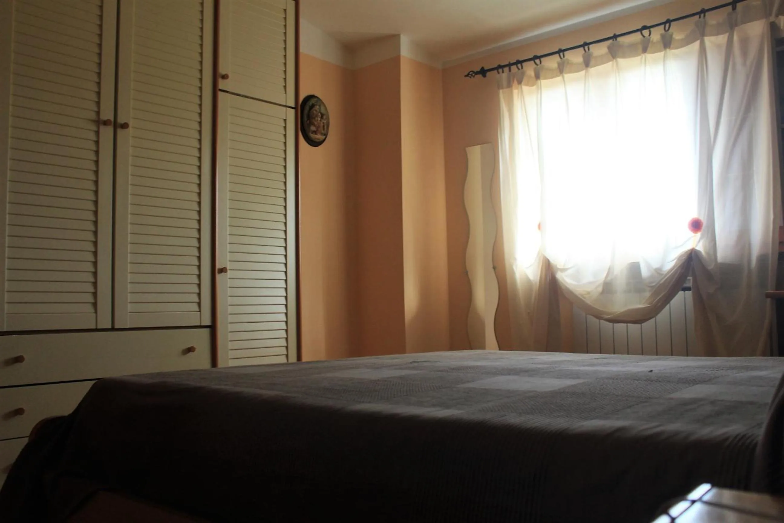 wardrobe, Bed in mansarda fiorita