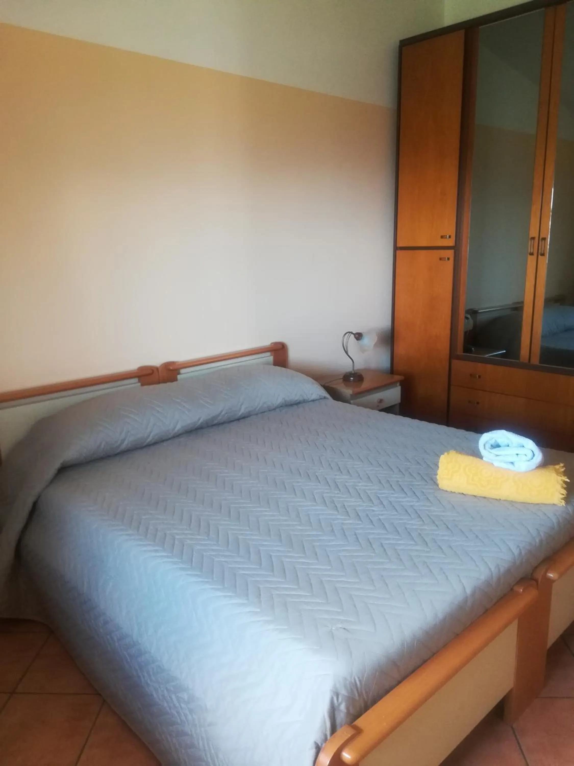 Bed in mansarda fiorita