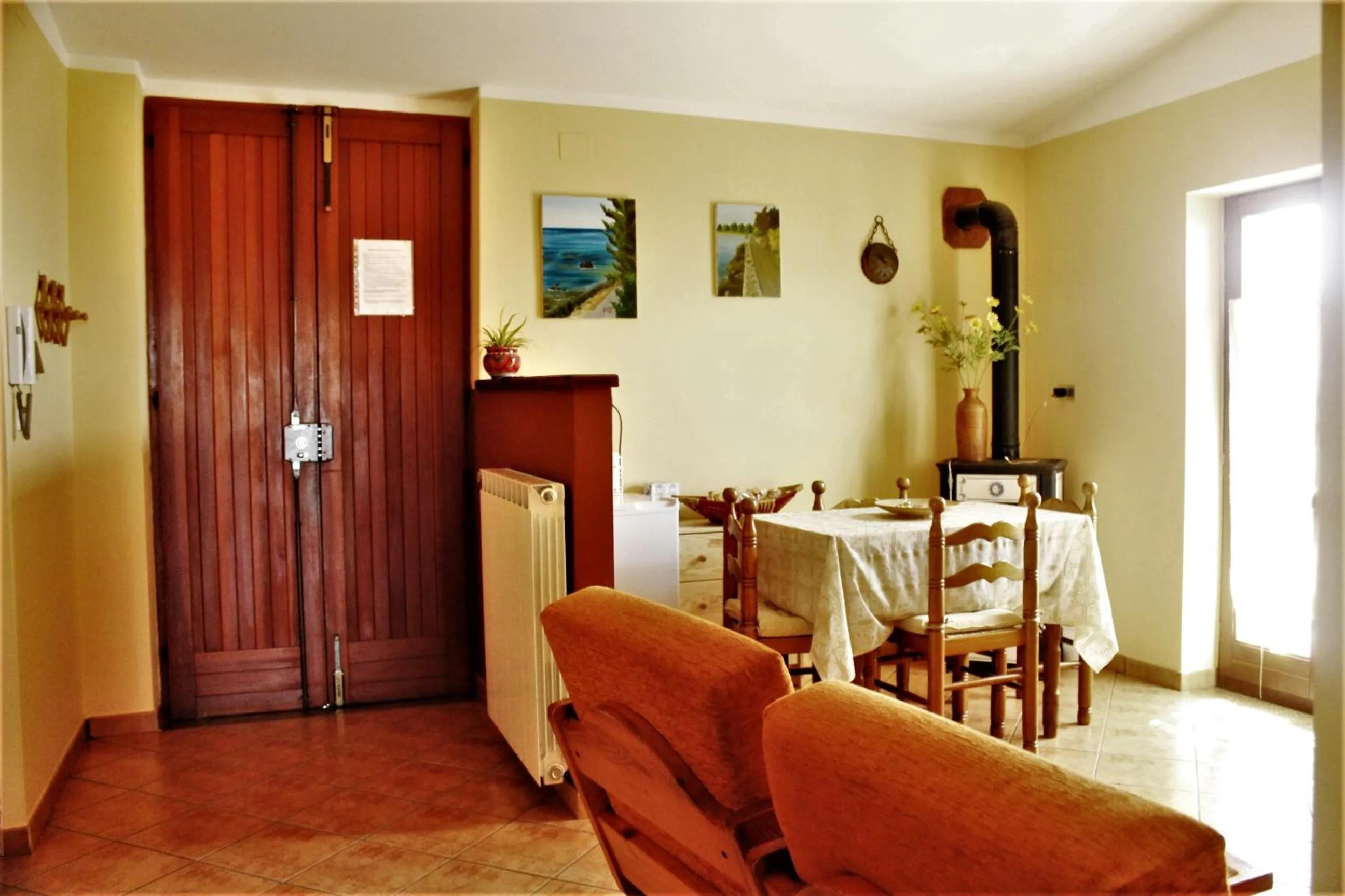 Dining area in mansarda fiorita