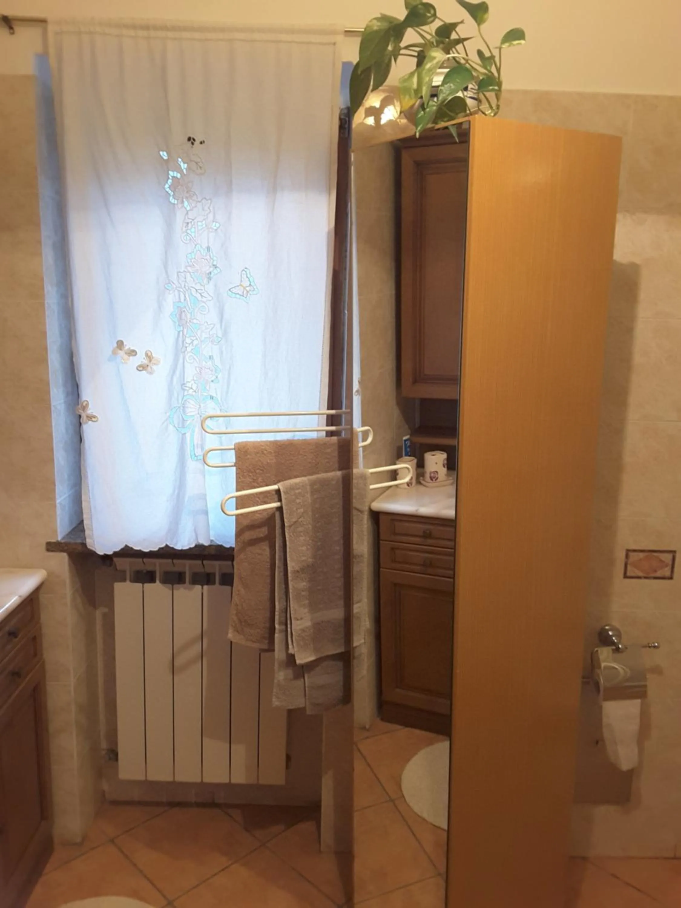 Bathroom in mansarda fiorita