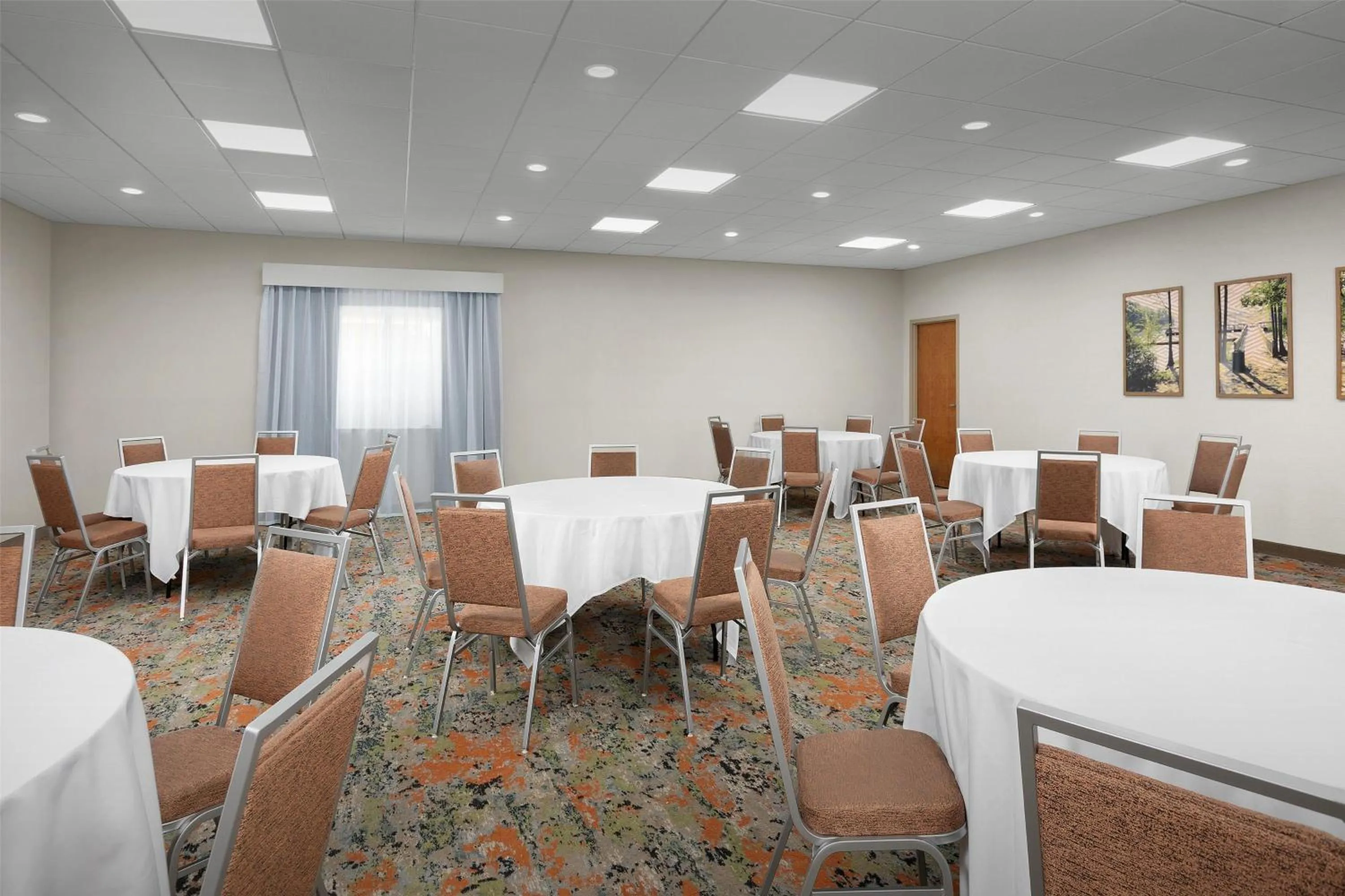 Meeting/conference room in Hampton Inn Fayetteville Fort Bragg