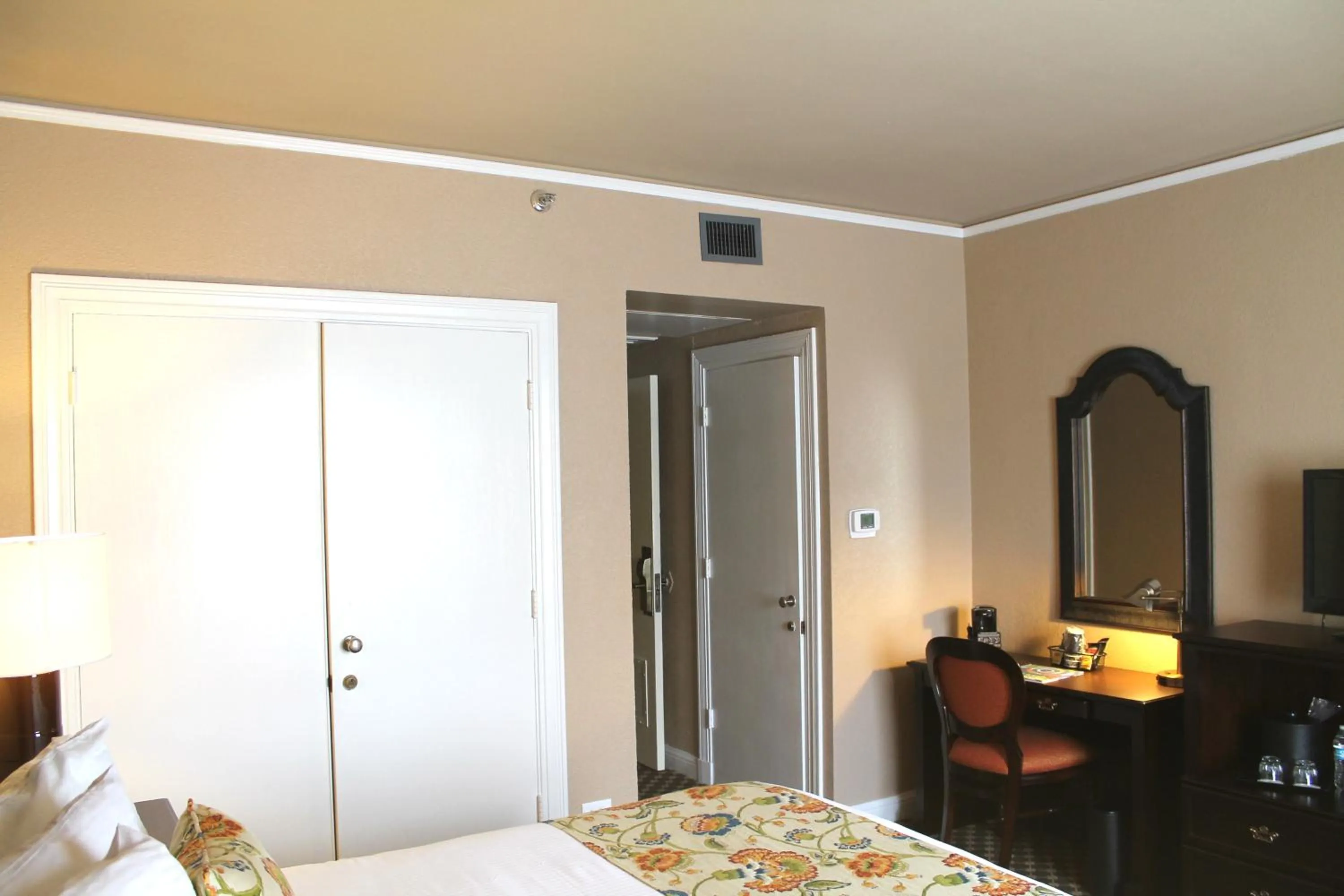 Seating area, Bed in Menger Hotel