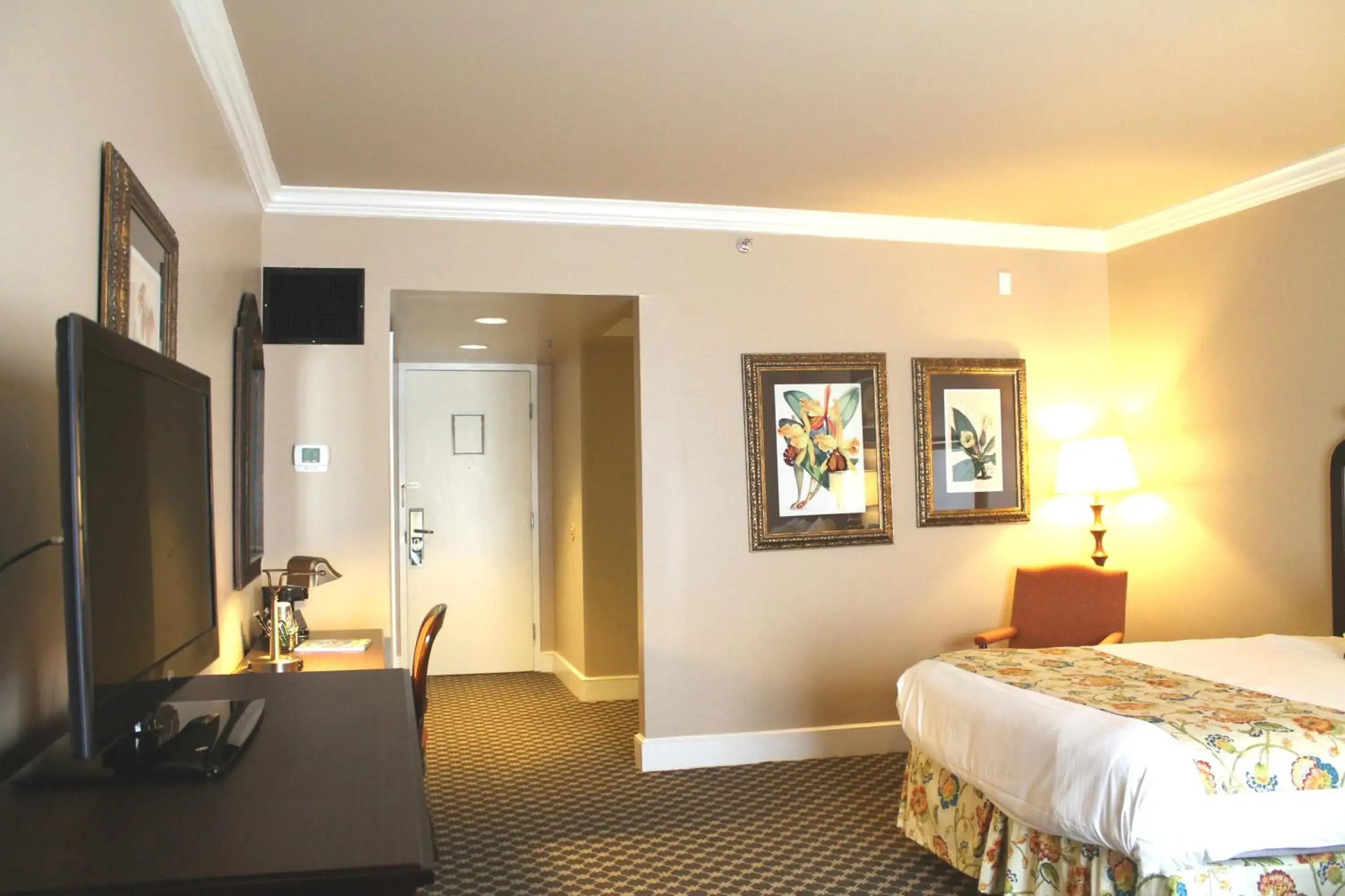 TV and multimedia, Bed in Menger Hotel TV and multimedia, Bed in Menger Hotel