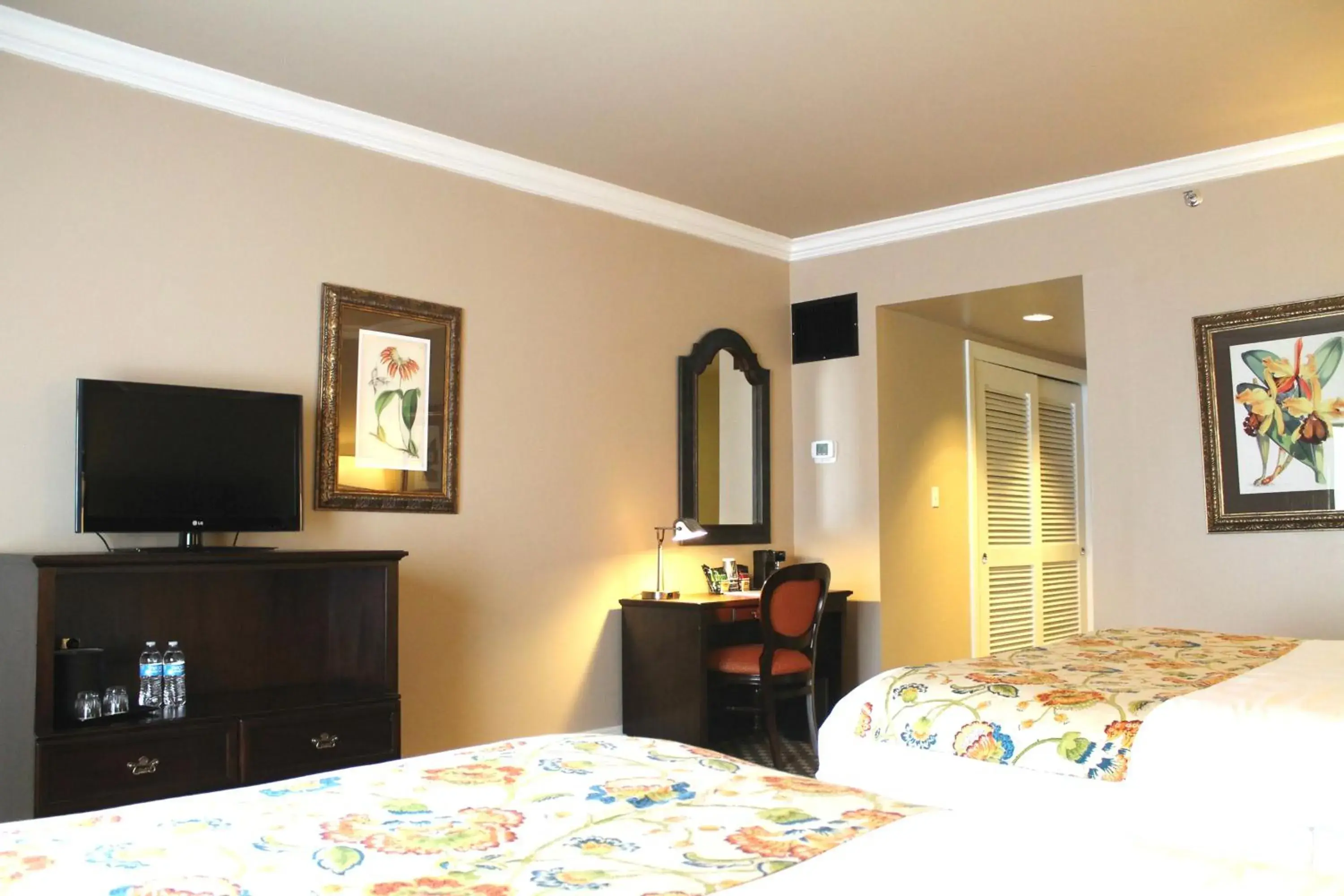 Photo of the whole room, Bed in Menger Hotel Photo of the whole room, Bed in Menger Hotel