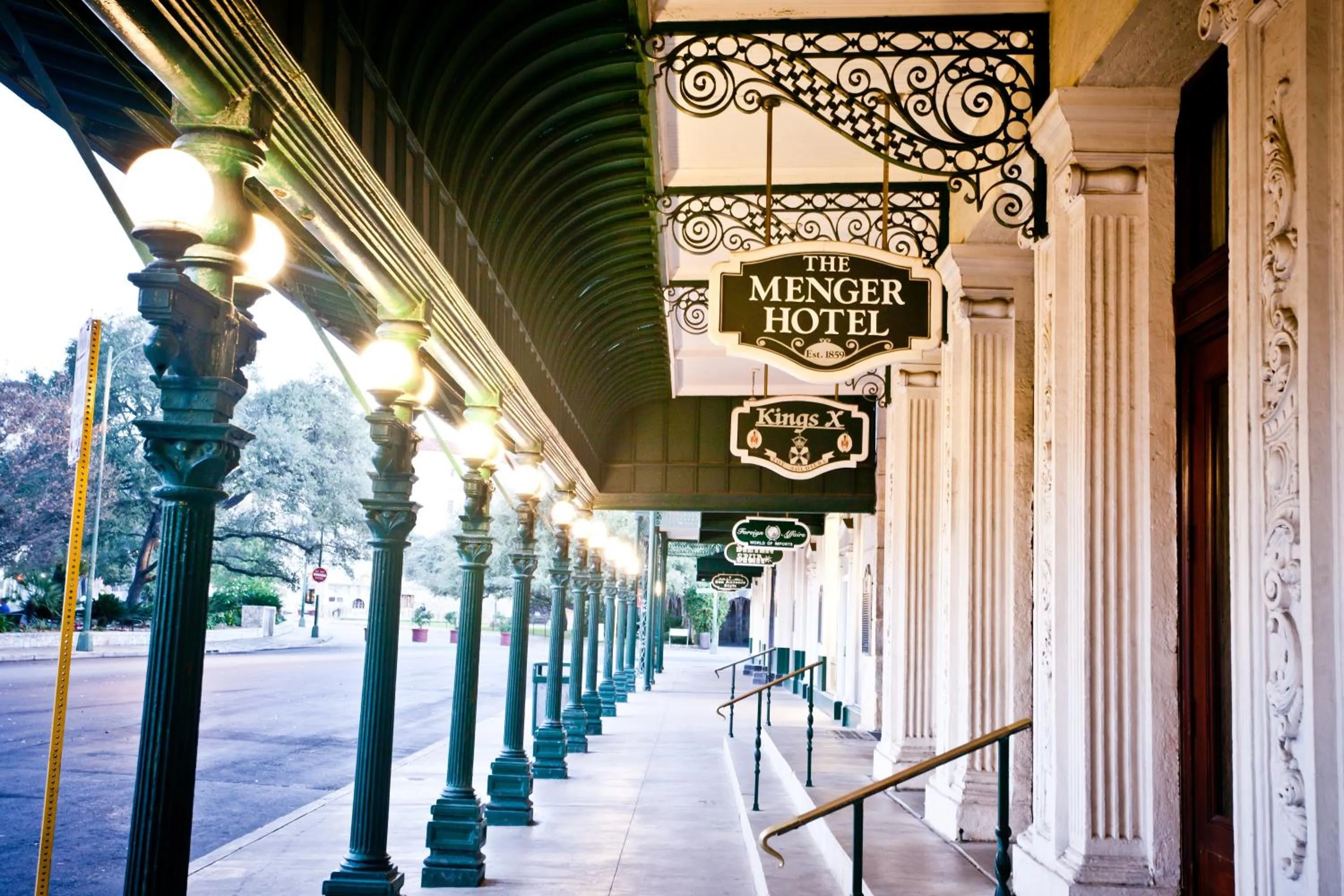 Facade/entrance in Menger Hotel