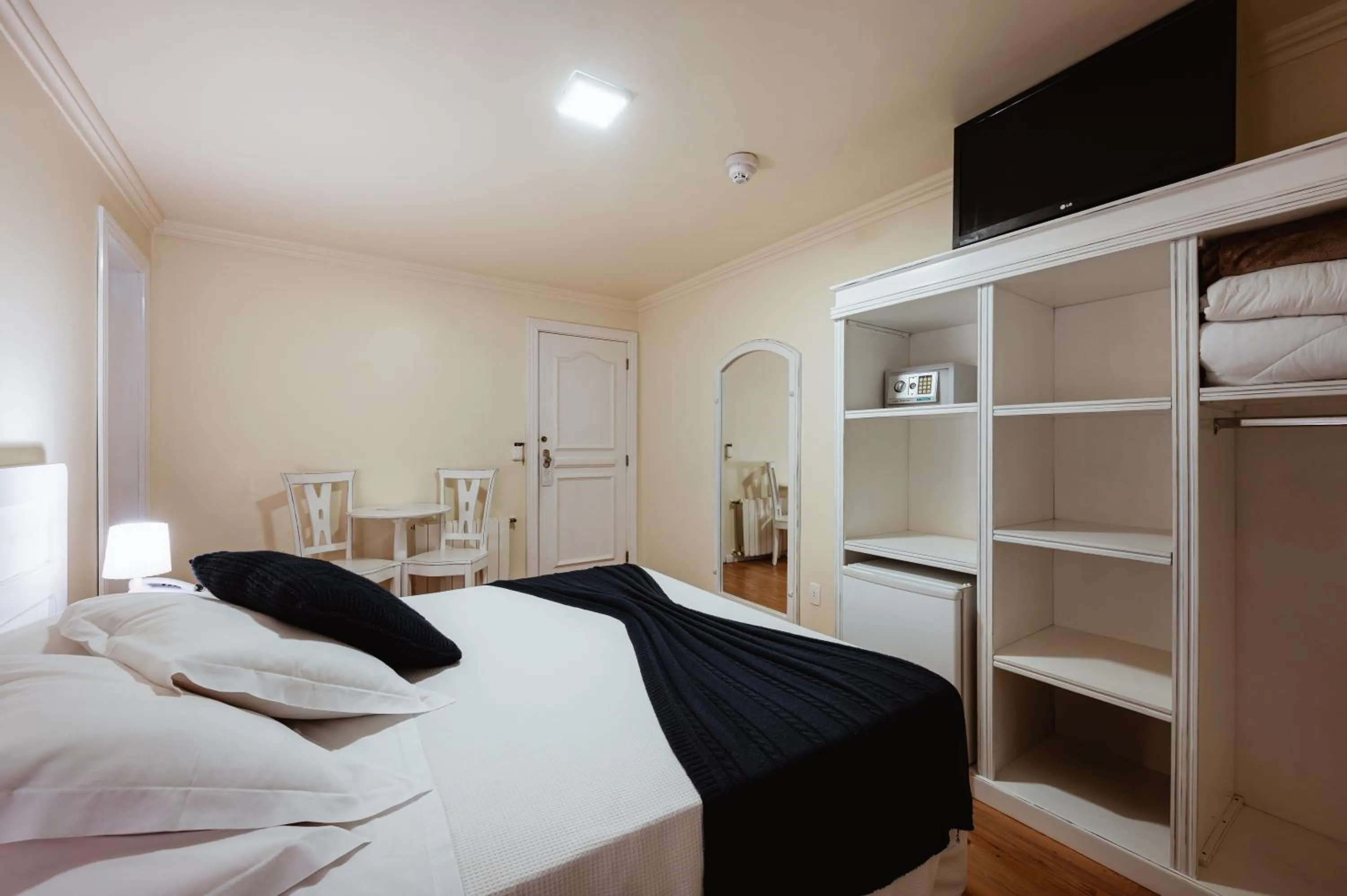 Photo of the whole room, Bed in Pousada dos Anjos