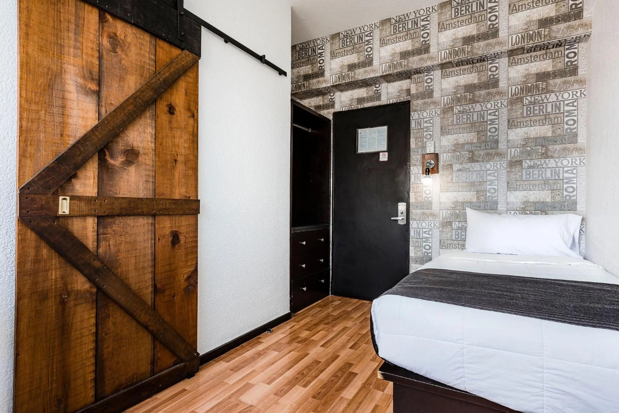 Photo of the whole room, Bed in Hi Hotel Impala Queretaro