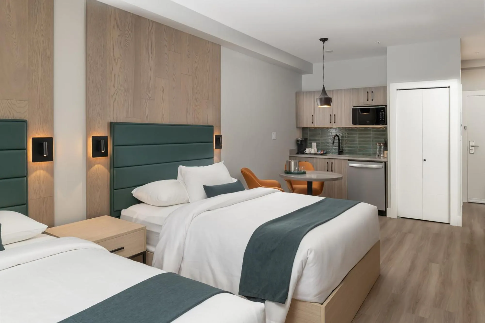 Kitchen or kitchenette, Bed in Harrison Beach Hotel