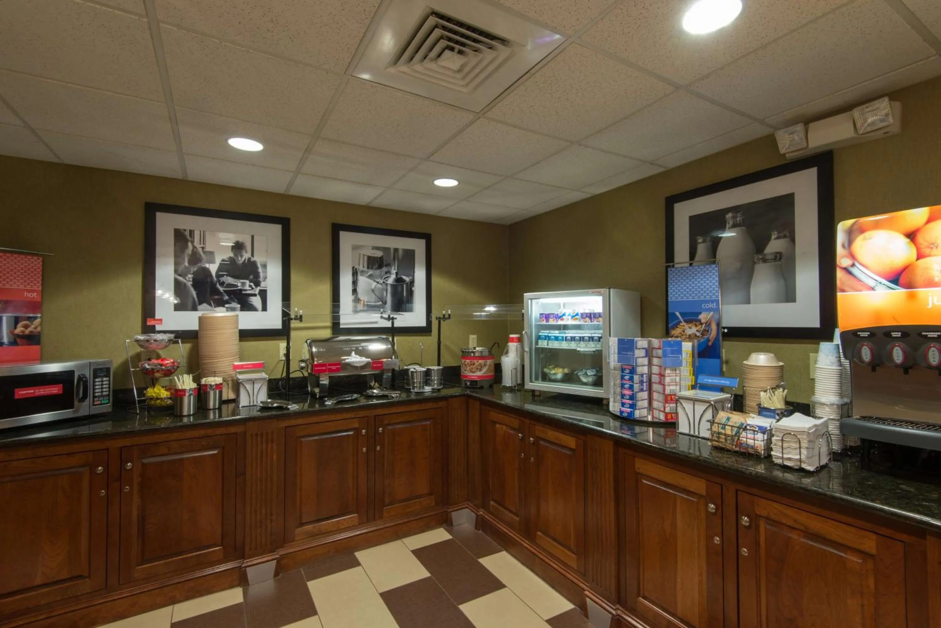 Dining area in Hampton Inn Mount Airy