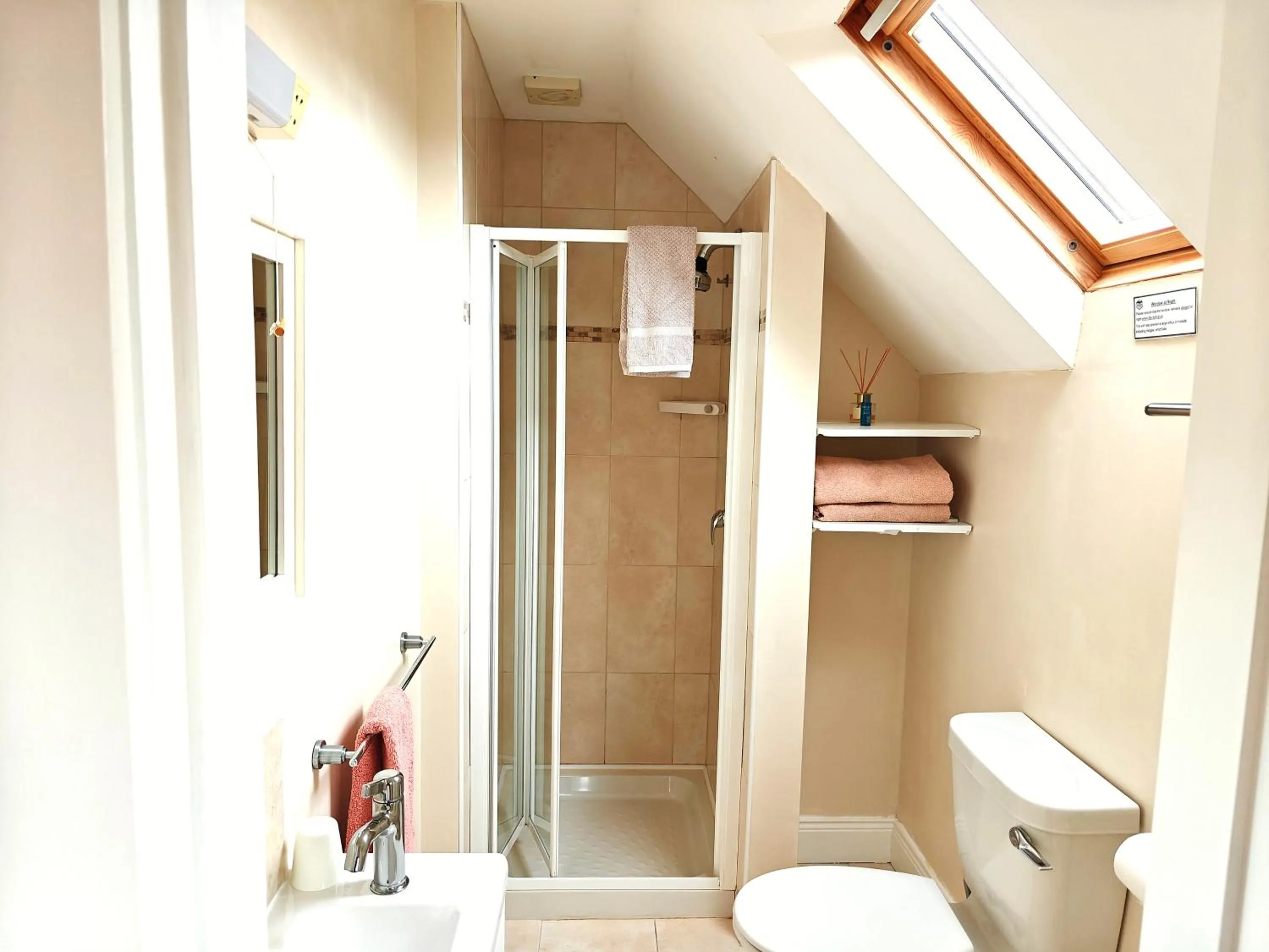 Shower in Álaind Lodges, Sneem