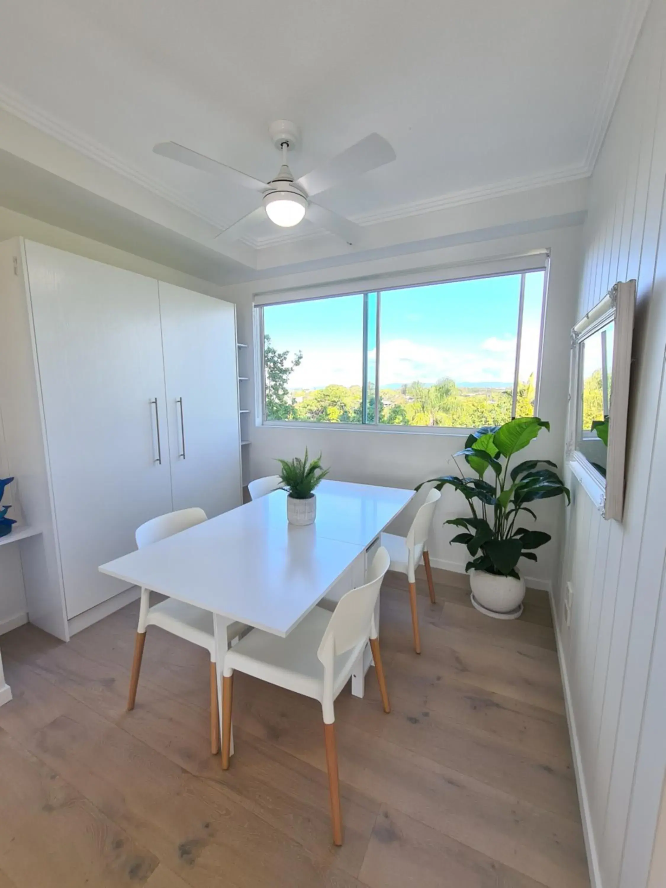 Dining area in Crystal Bay On The Broadwater Dining area in Crystal Bay On The Broadwater