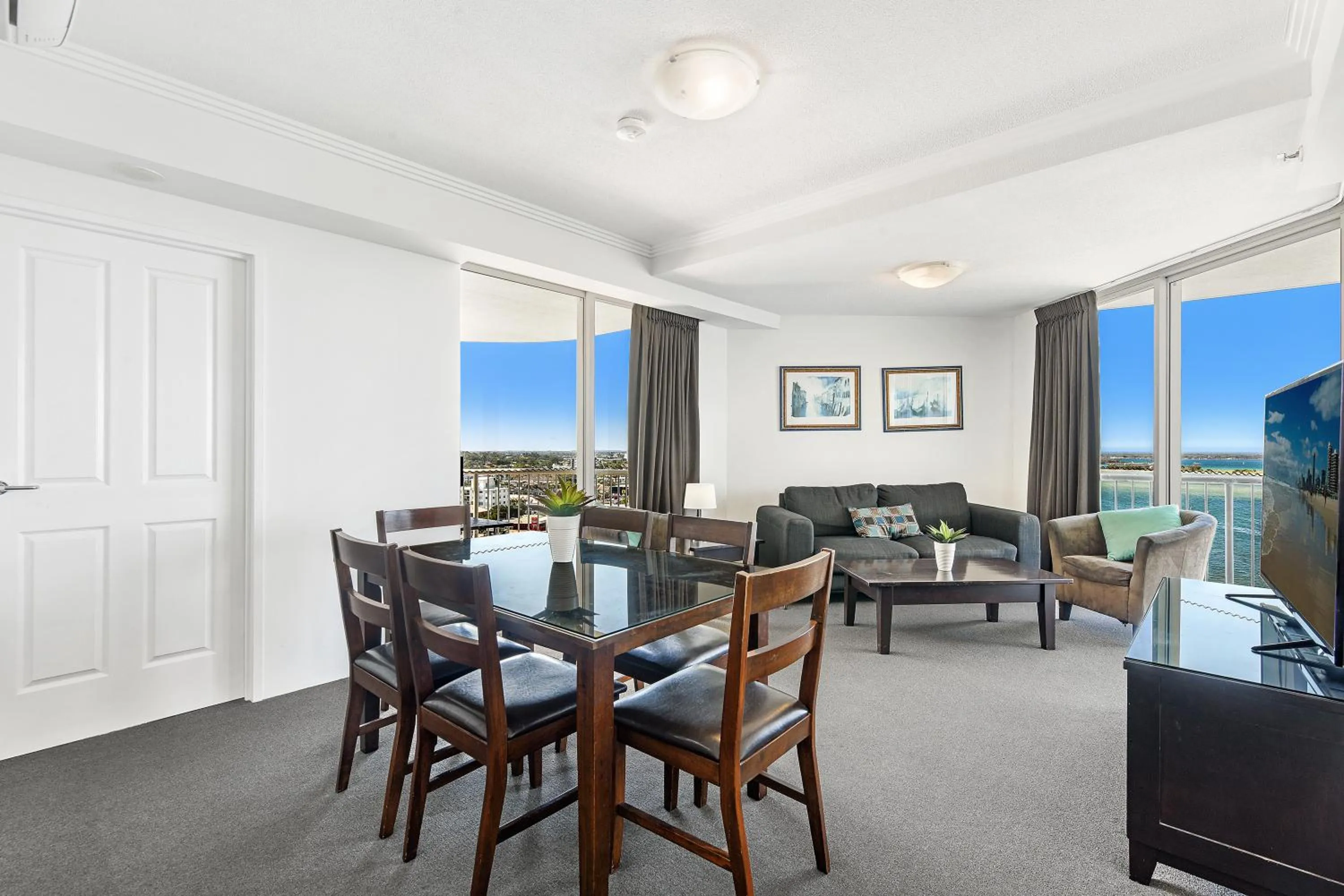 Dining area in Crystal Bay On The Broadwater