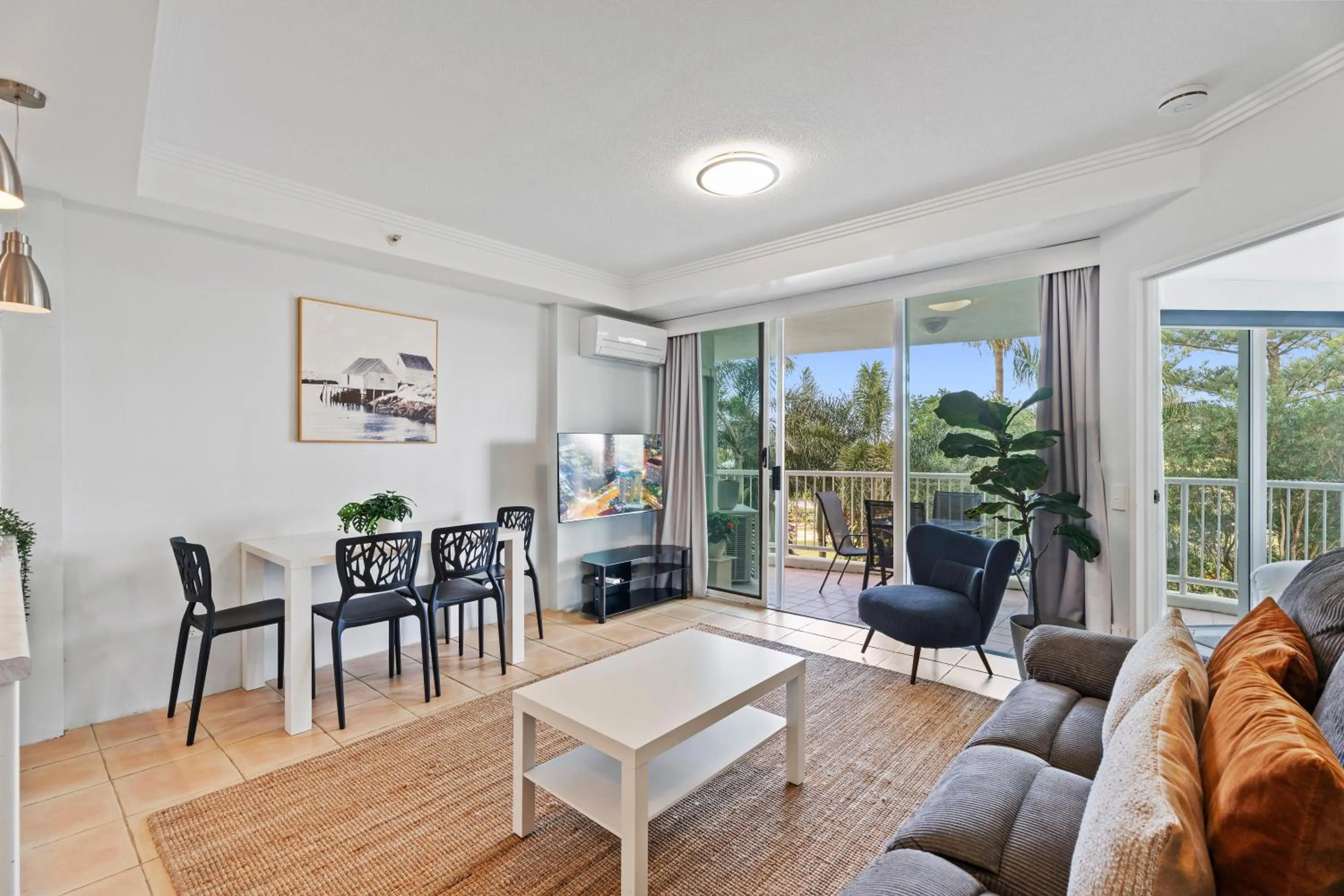 Dining area in Crystal Bay On The Broadwater