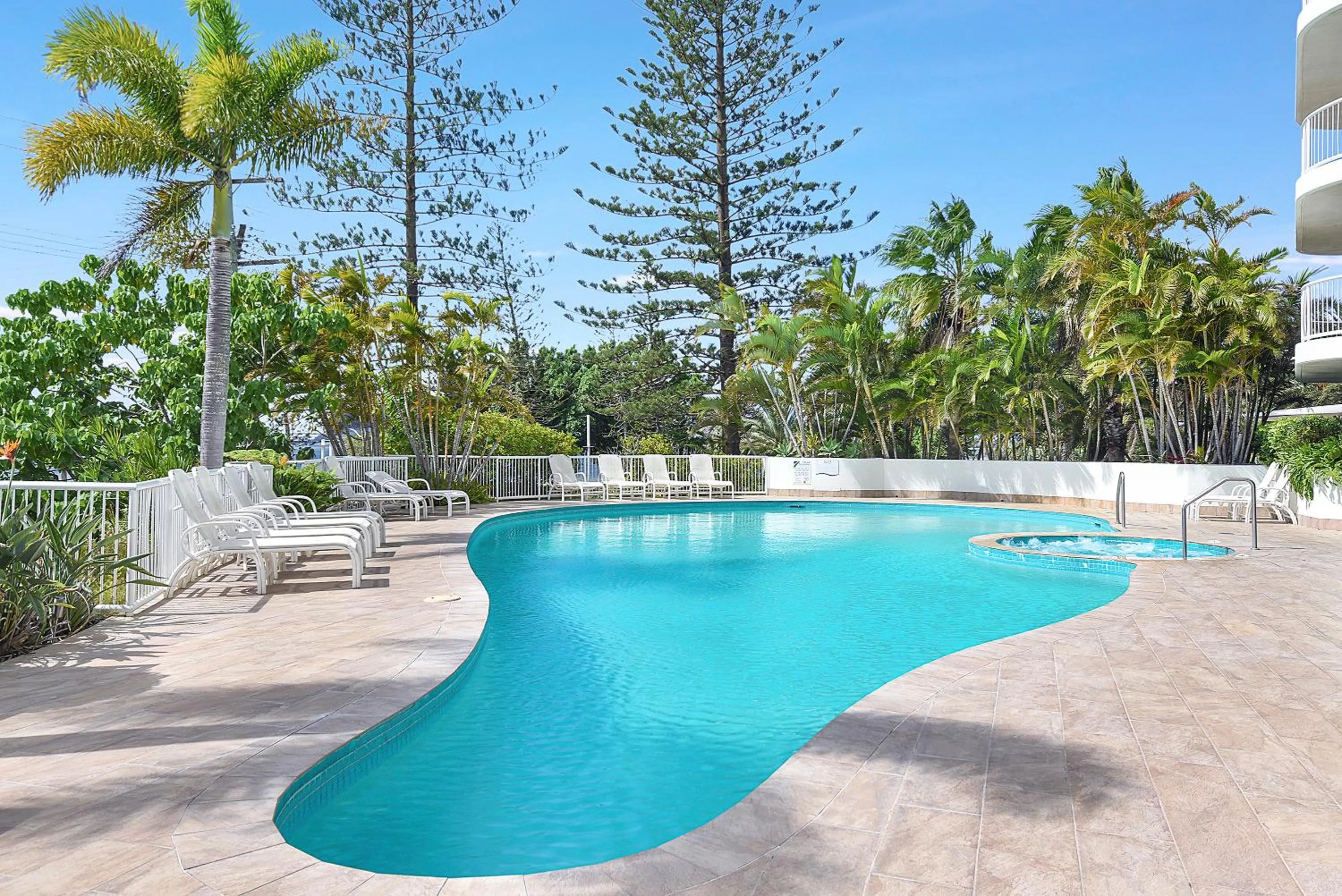 Swimming pool in Crystal Bay On The Broadwater