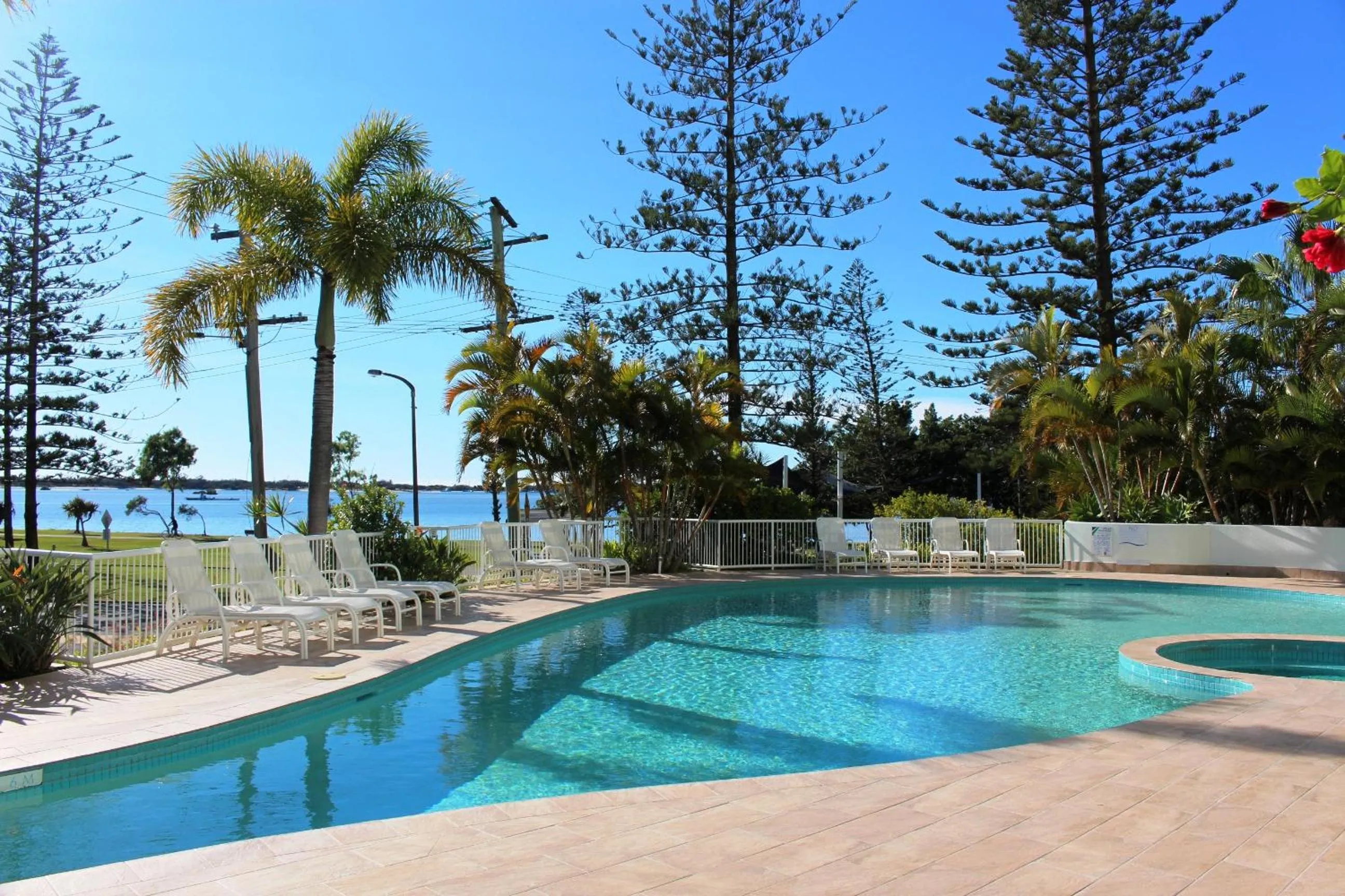 Swimming pool in Crystal Bay On The Broadwater