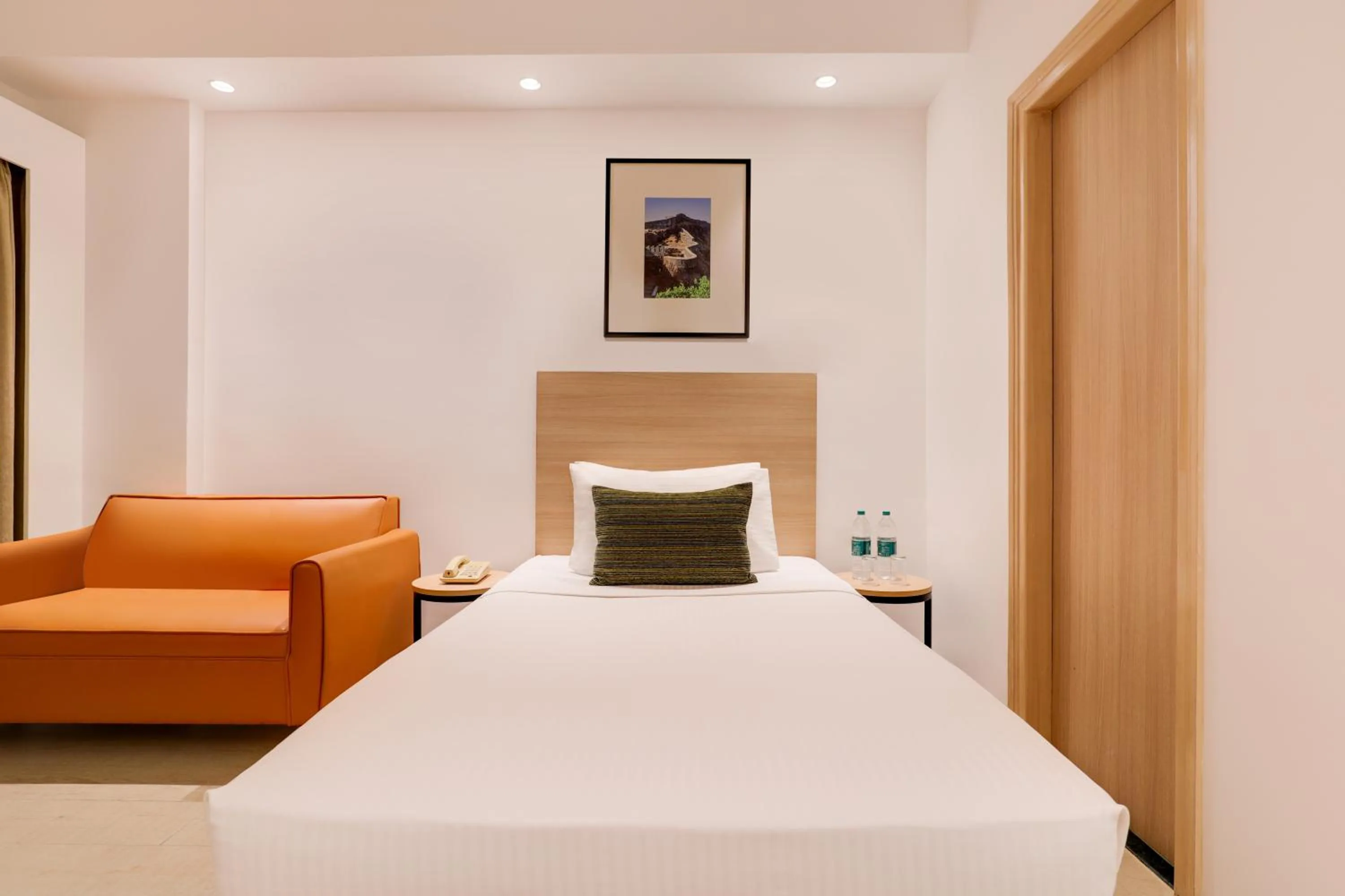 Bedroom, Bed in Lemon Tree Hotel Hinjewadi Pune