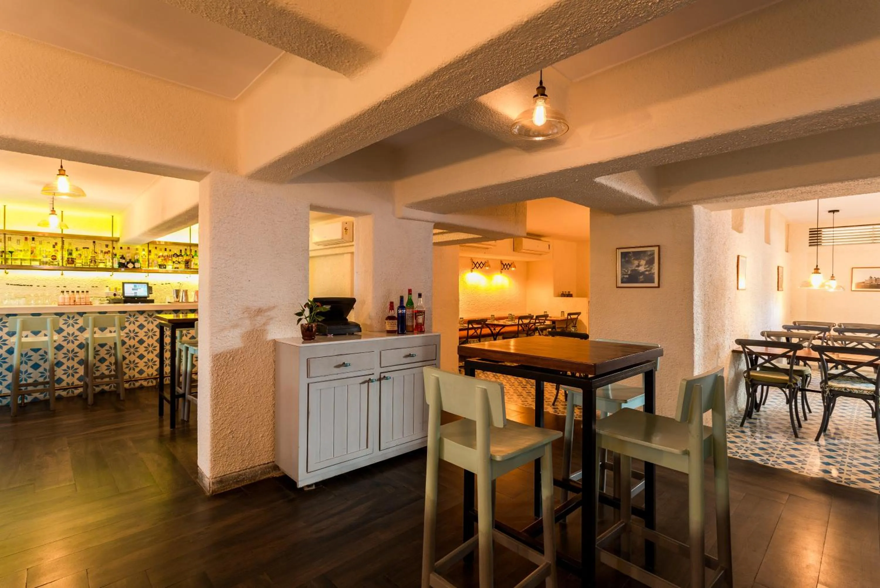 Restaurant/places to eat in Le Sutra Hotel, Khar, Mumbai