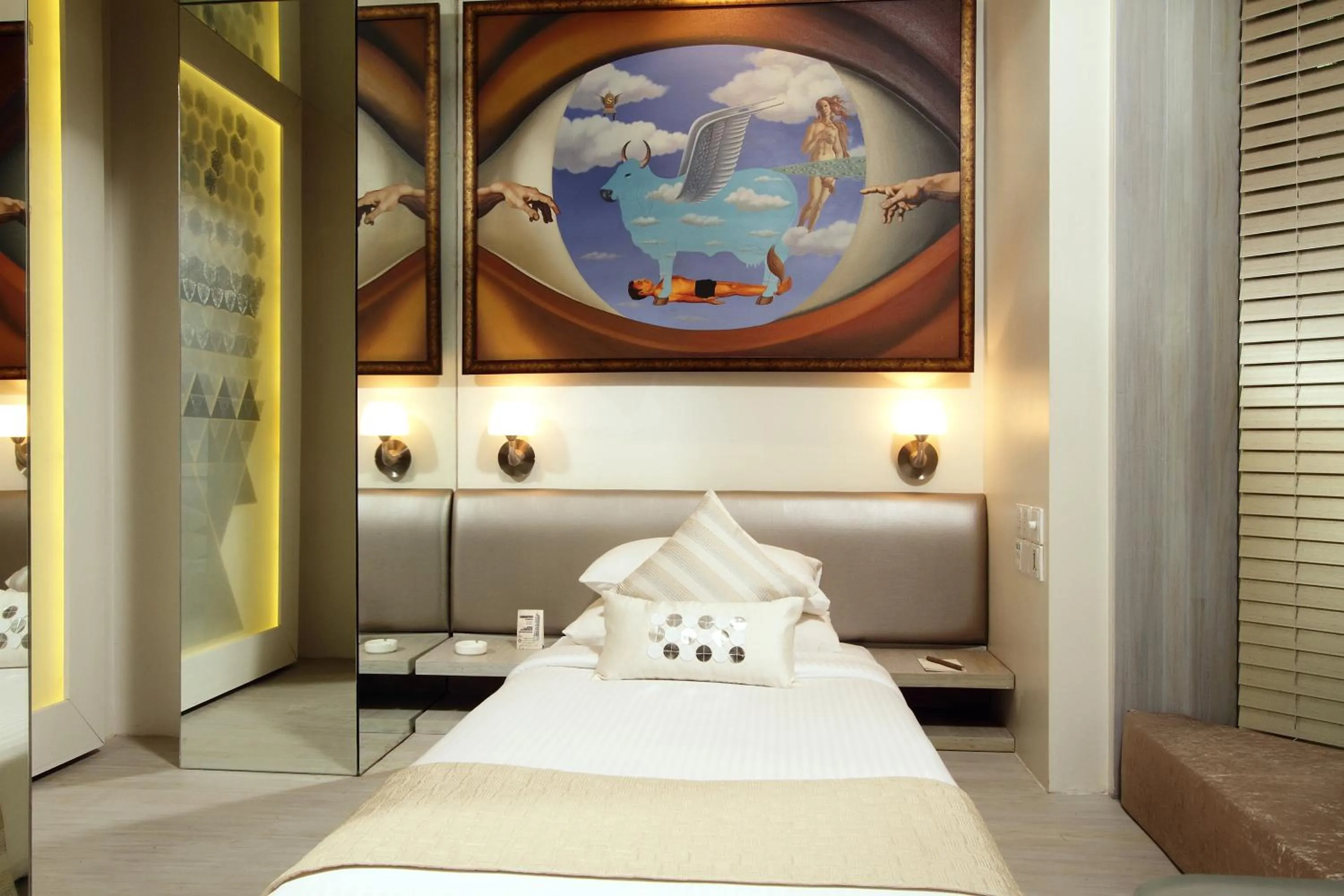 Bedroom, Bed in Le Sutra Hotel, Khar, Mumbai