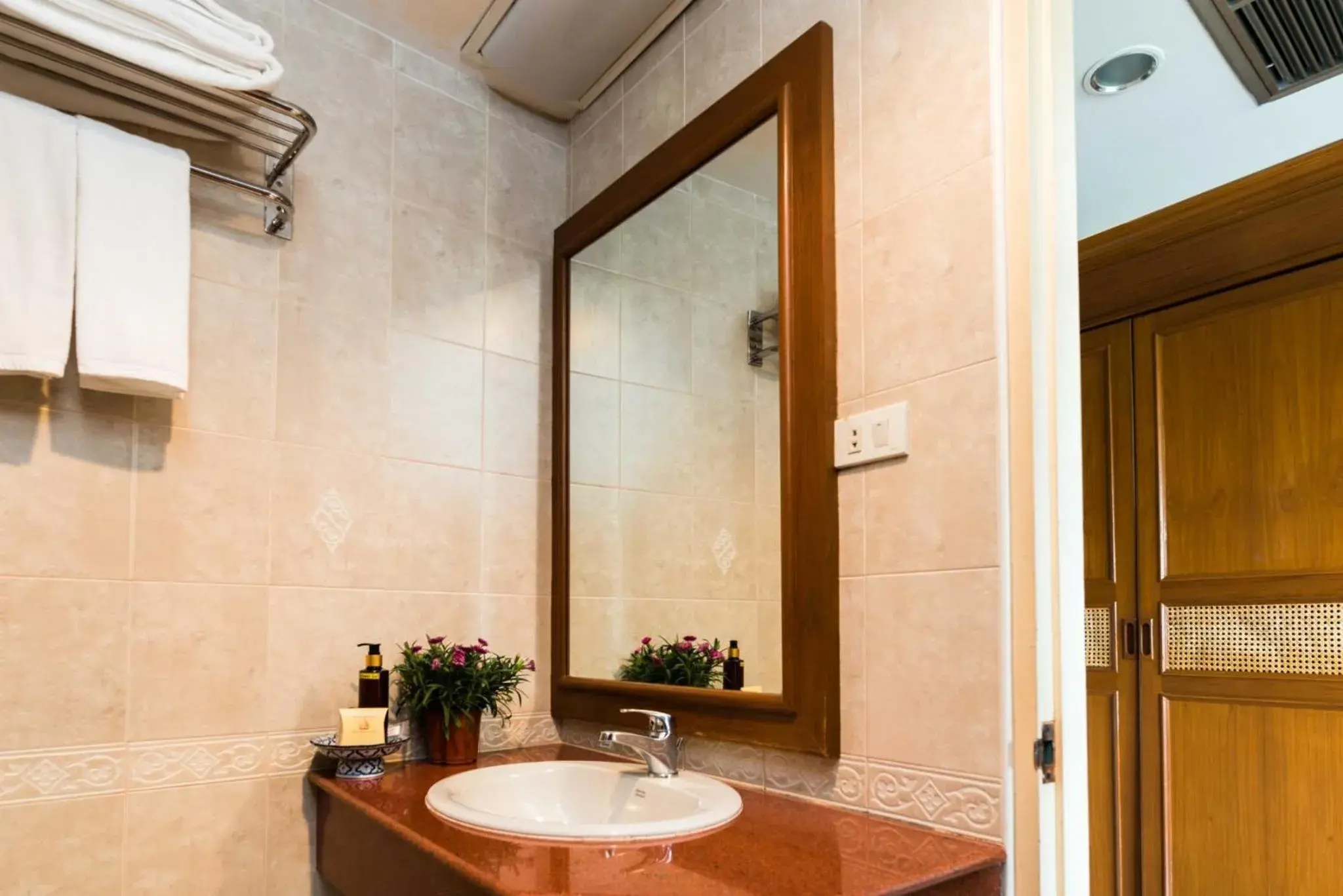 Deluxe Double Room with Sea View in Jomtien Boathouse Deluxe Double Room with Sea View in Jomtien Boathouse