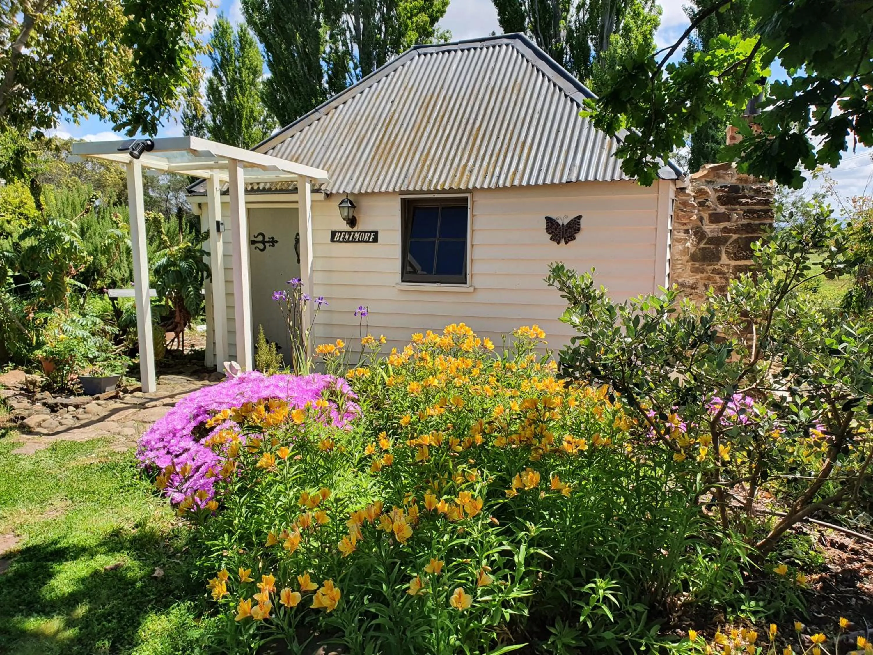 Queen Room with Garden View in Belmont Homestead